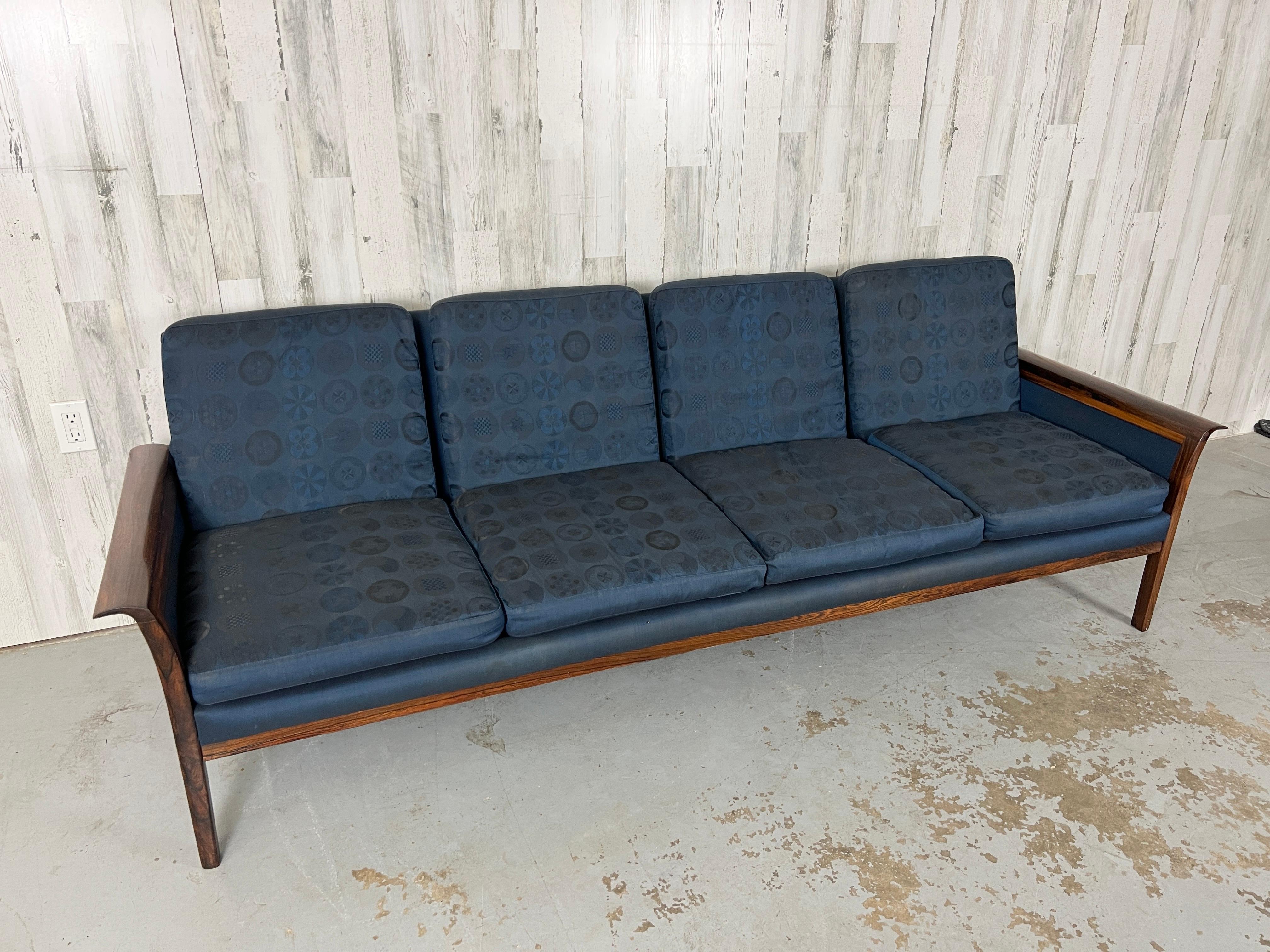 Rosenholz-Sofa von Hans Olsen für Vatne Mobler (20. Jahrhundert) im Angebot