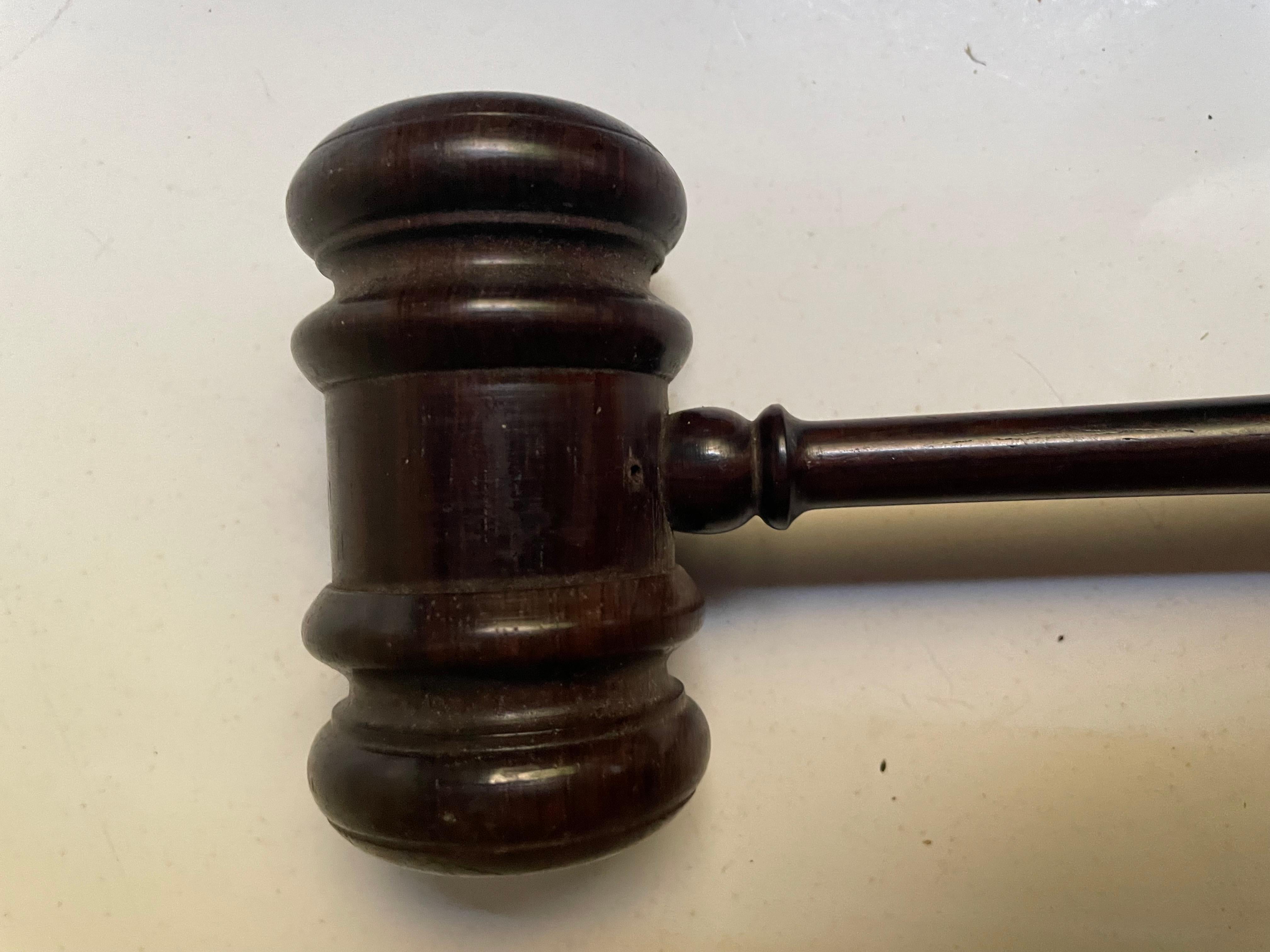  Se trata de un martillo de aspecto elegante fabricado en palisandro con el maravilloso color, veteado y superdureza de la madera.  Está muy bien tallado con la forma tradicional de un mazo y se encuentra en buen estado.

El mango mide 8 1/2