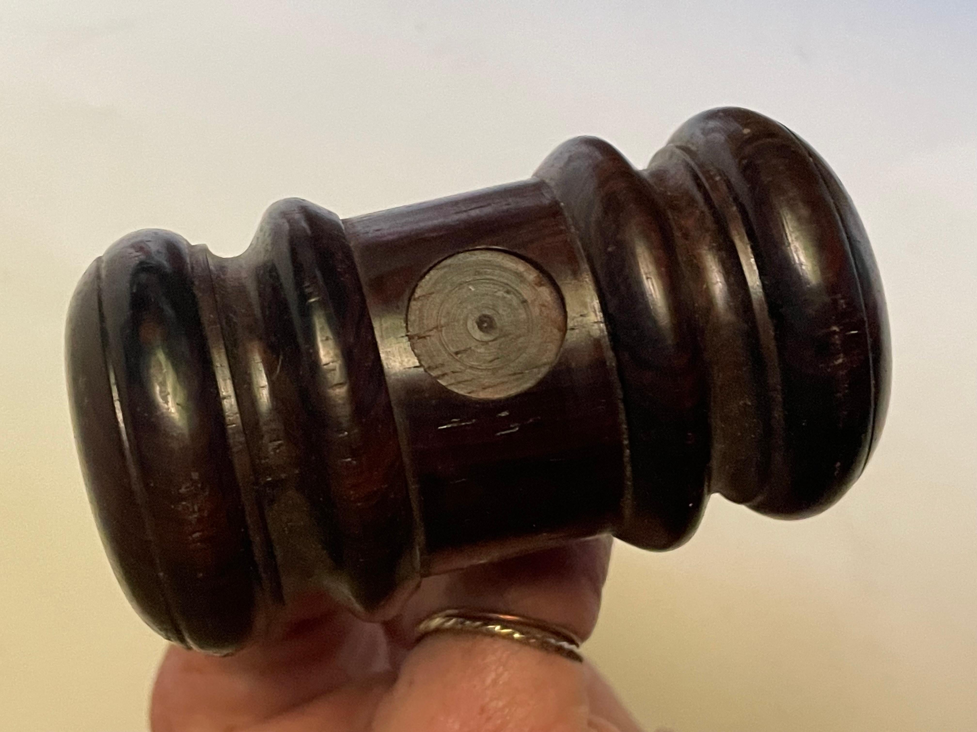 Mazo de Juez Subastador tallado en madera dura de palisandro Tallado en venta