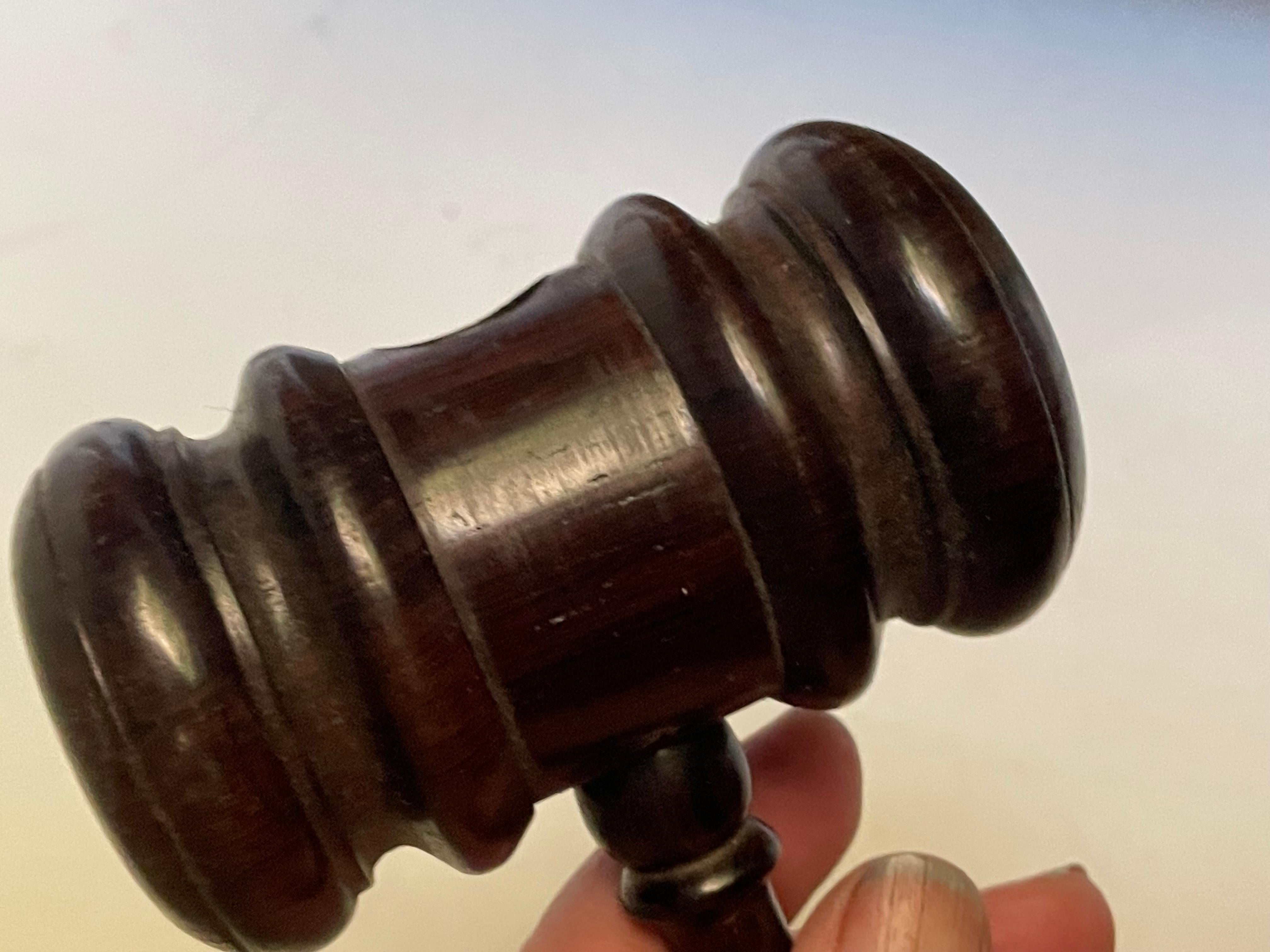 Mazo de Juez Subastador tallado en madera dura de palisandro en Bueno estado para la venta en Clifton Forge, VA