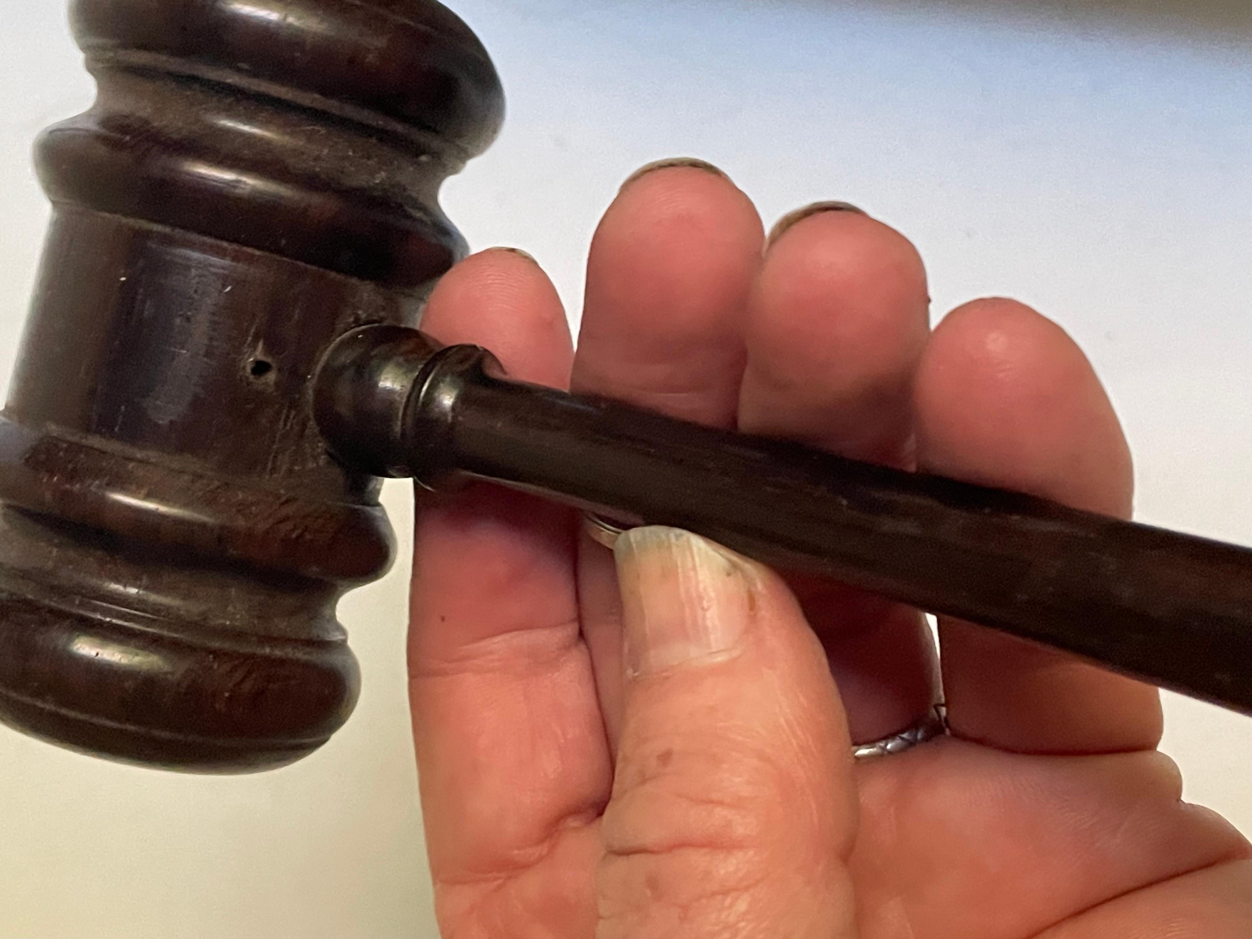 Mazo de Juez Subastador tallado en madera dura de palisandro en venta 1