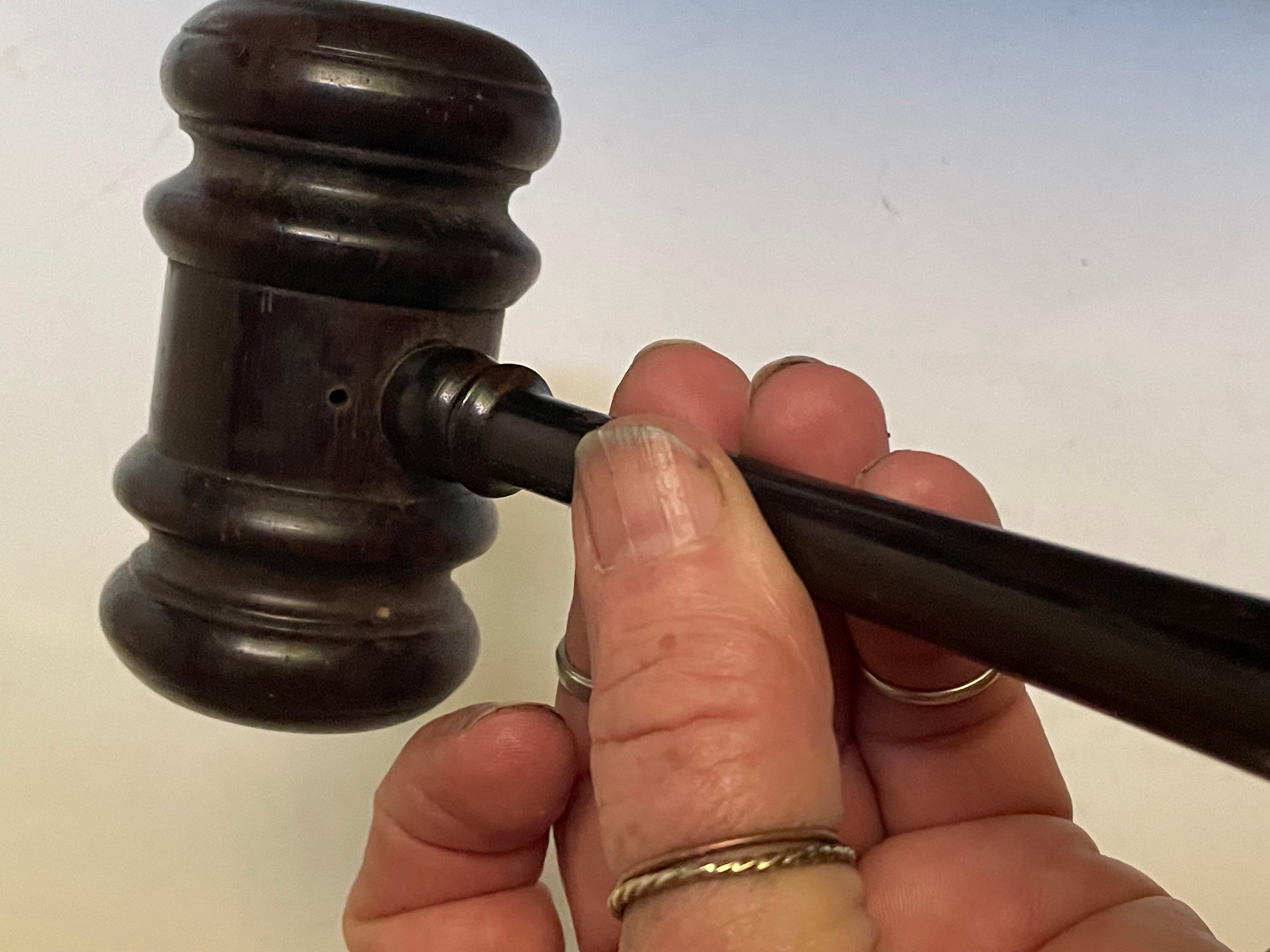 Mazo de Juez Subastador tallado en madera dura de palisandro en venta 2