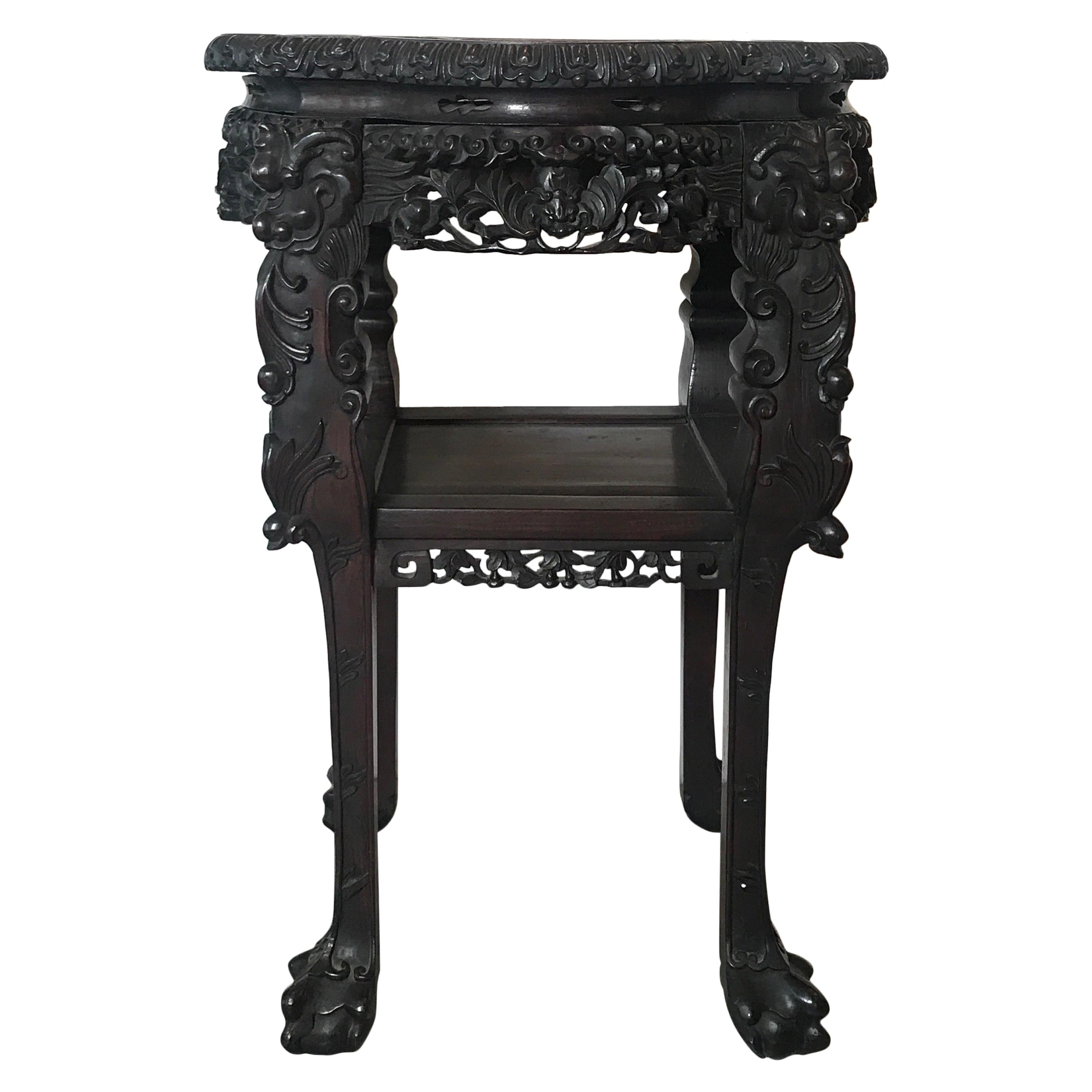 Support à deux niveaux en bois de rose fortement sculpté avec plateau en marbre chinois, datant d'environ les années 1870 en vente