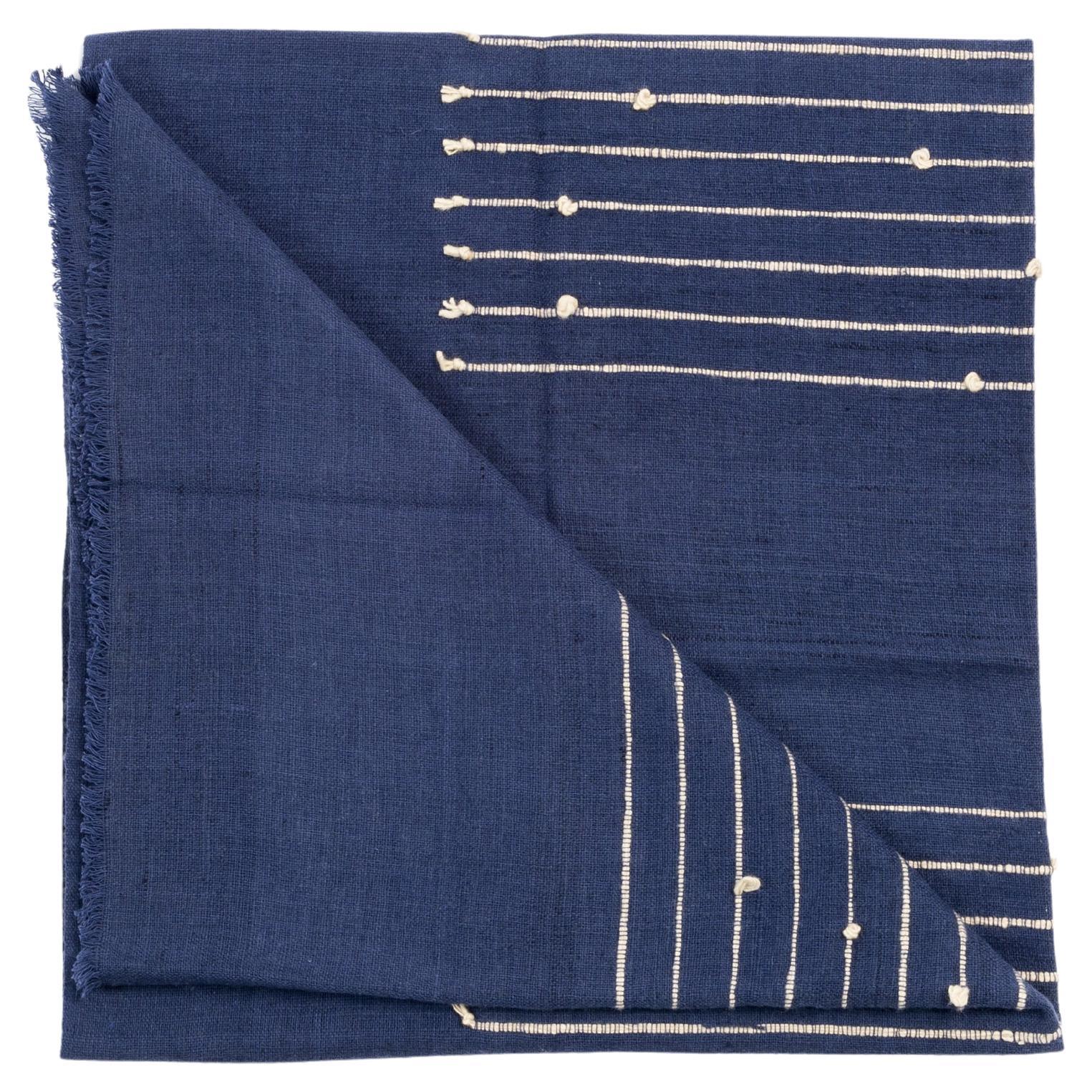Plaque artisanale indigo avec de riches rayures bleu indigo et crème nouées à la main