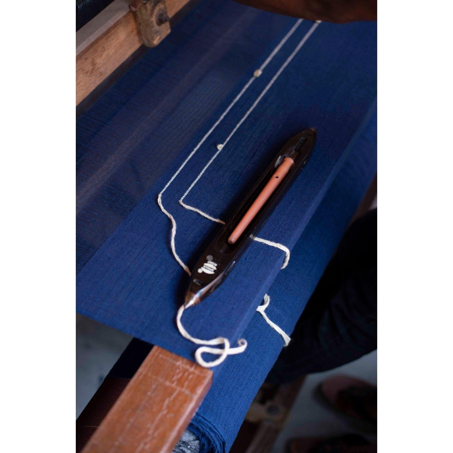 Rosenholz Indigo Handloom Throw / Decke in weichem Merino mit Streifenmuster im Angebot 11