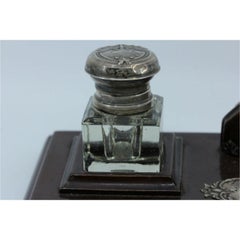 Encrier en bois de rose avec porte-lettres et applications en argent