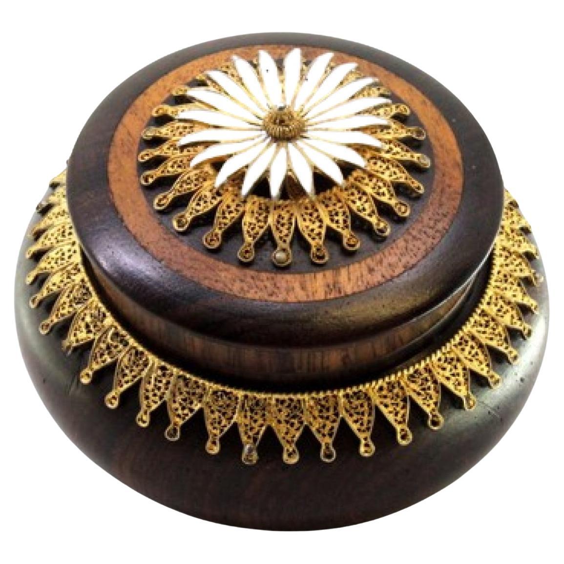 Coffret à bijoux en bois de rose avec poignée de couvercle en filigrane d
or et marigold émaillé en vente