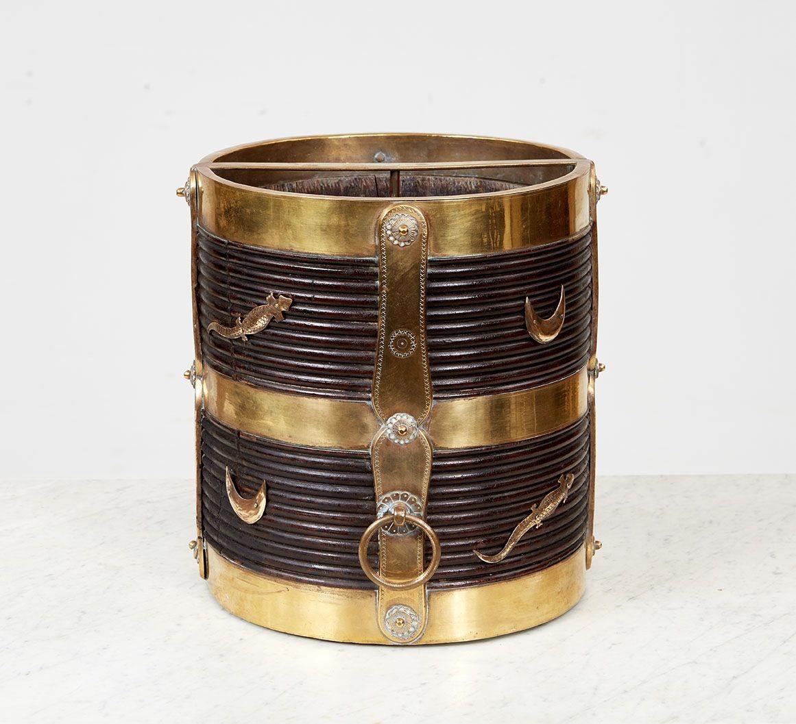 Un bel secchio in legno di palissandro anglo-indiano con nervature tornite, fasce in ottone e cinghie verticali in ottone sagomato e cesellato con elaborate teste di rivetti e anelli di trasporto, decorato anche con salamandre e lune crescenti,