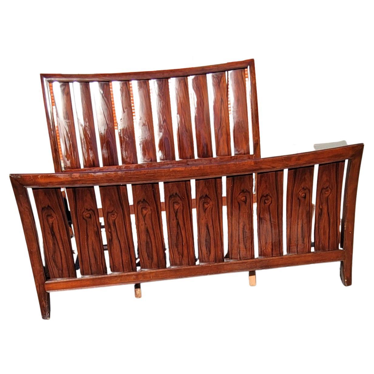 Absolutely beautiful King Size Slatted Sleigh Bed in rosewood finish in very good Vintage condition. Comes with hardware and original mattress slats.
Measures 81
