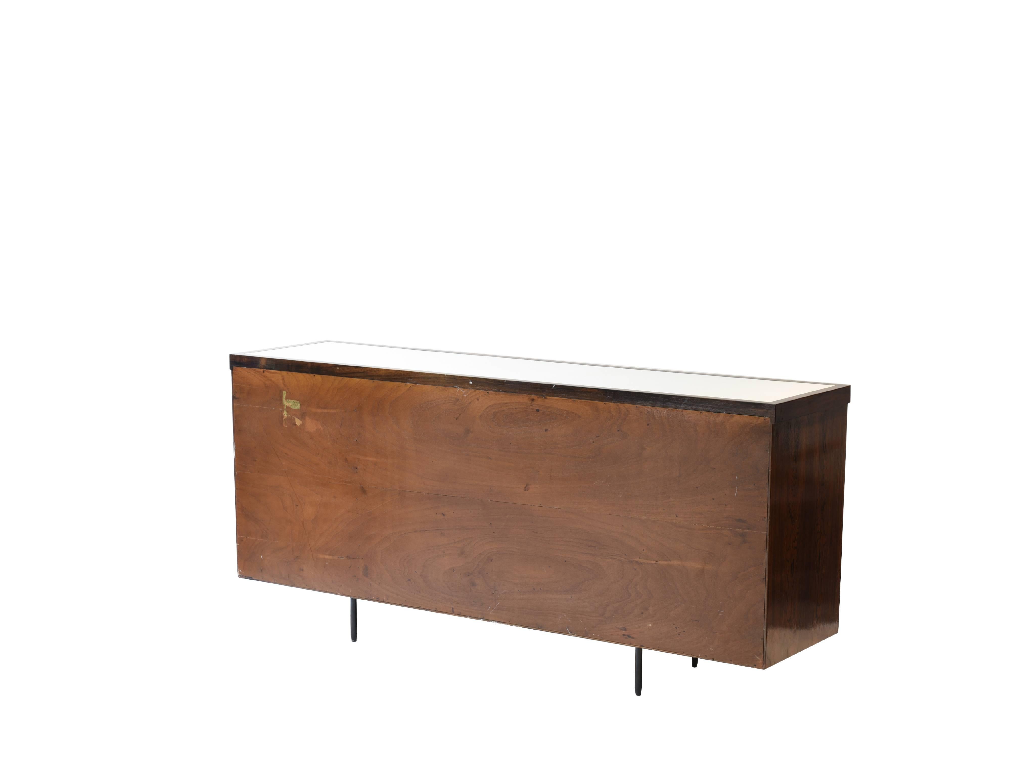 Midcentury brazilian Rosewood Laminate Buffet, 1960s

This spacious buffet is laminated in rosewood on its two sides and front. Contains six drawers, one with lock and one compartment with doors that can also be locked. In addition, its larger,