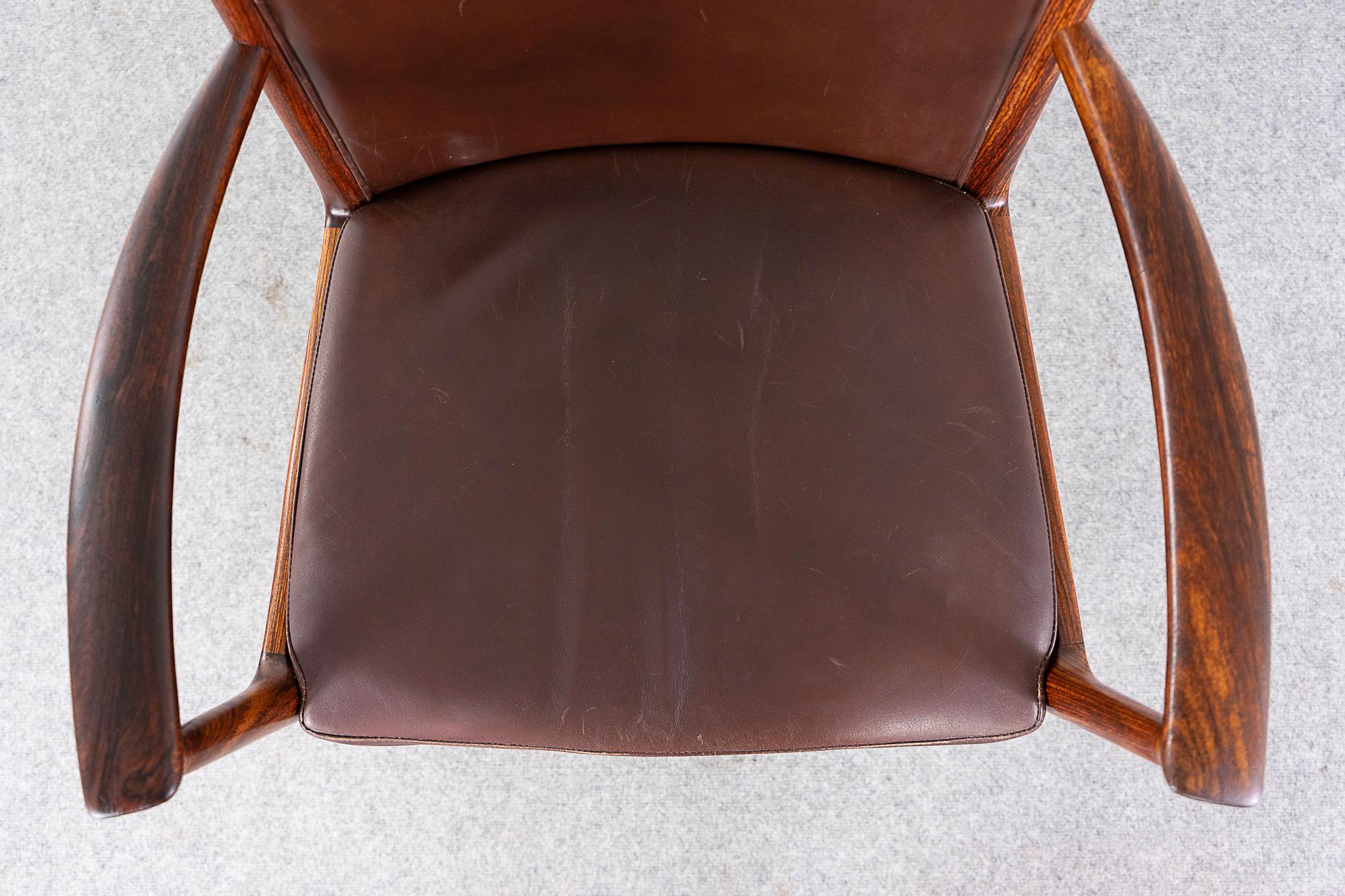 Milieu du XXe siècle Chaise à bras en palissandre et cuir par Kai Lyngfeldt Larsen