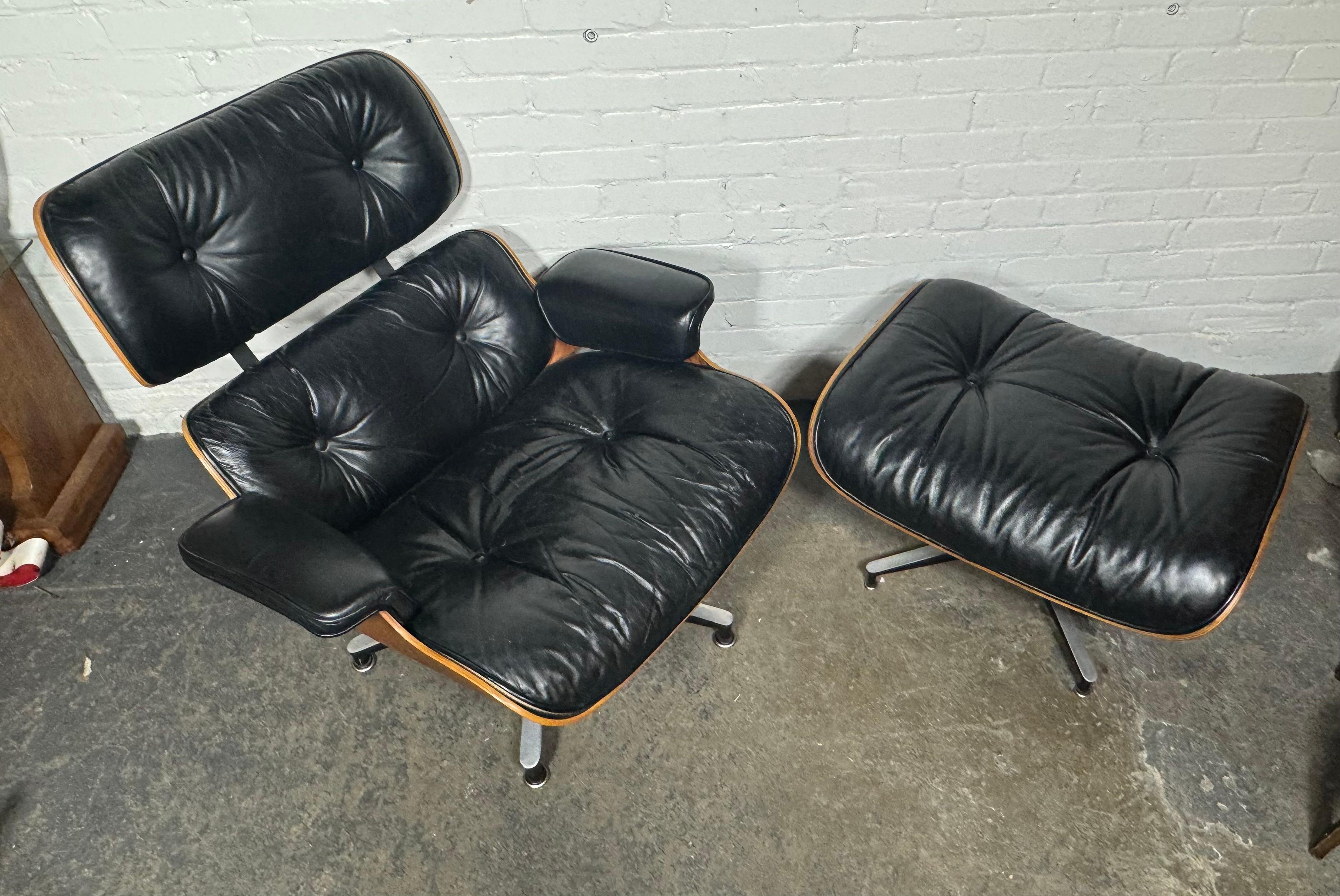 Rosewood / Leather Eames Lounge Chair & Ottoman Herman Miller, USA 1970s In Good Condition In Buffalo, NY