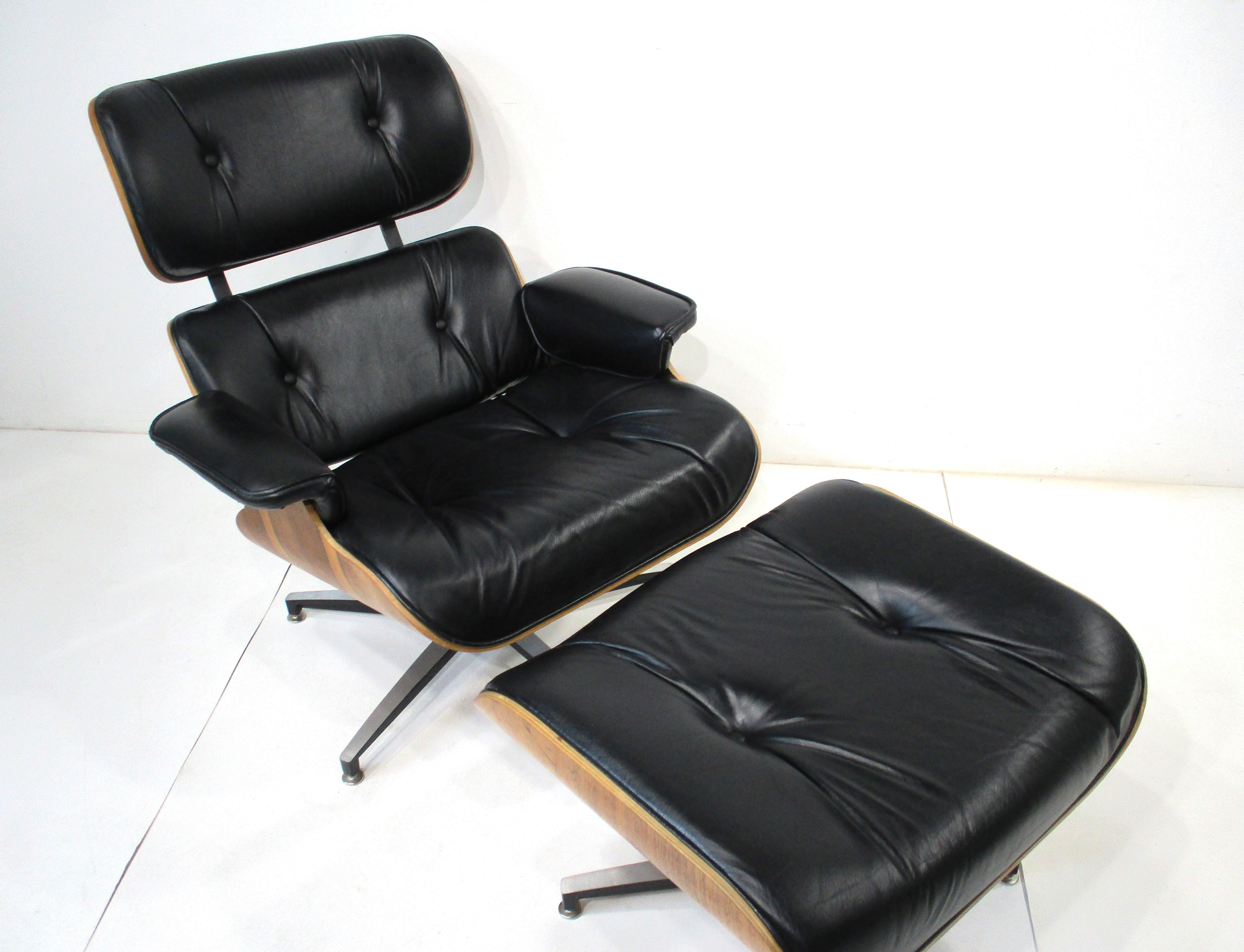 Rosewood Leather Lounge Chair and Ottoman by Plycraft in the style of Eames In Good Condition In Cincinnati, OH