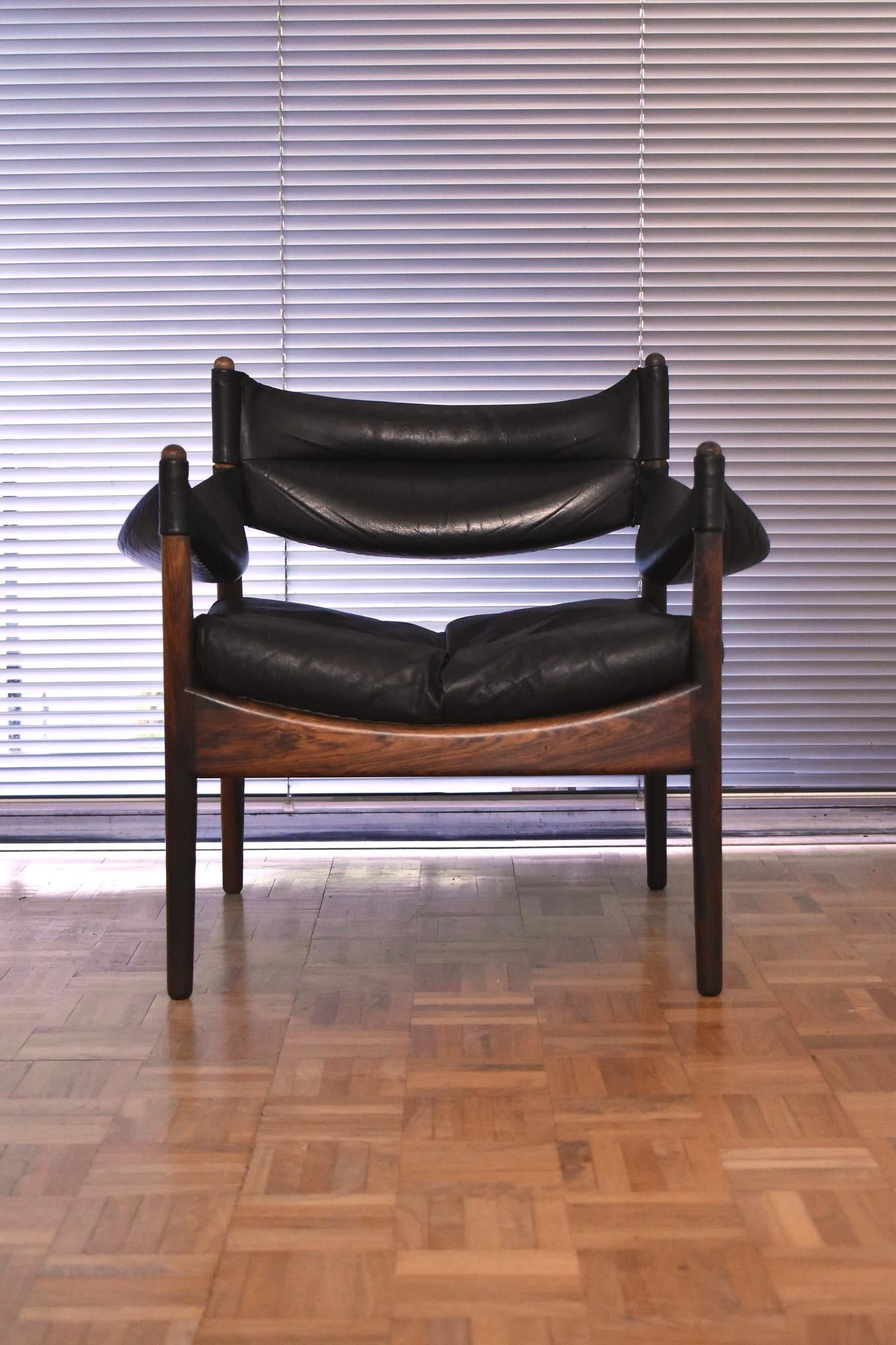 A very eye-catching Danish design classic. There is nothing else like the Modus chair. A beautifully constructed and detailed chair. Leather sling arms suspended between the solid rosewood frame with a loose feather filled seat