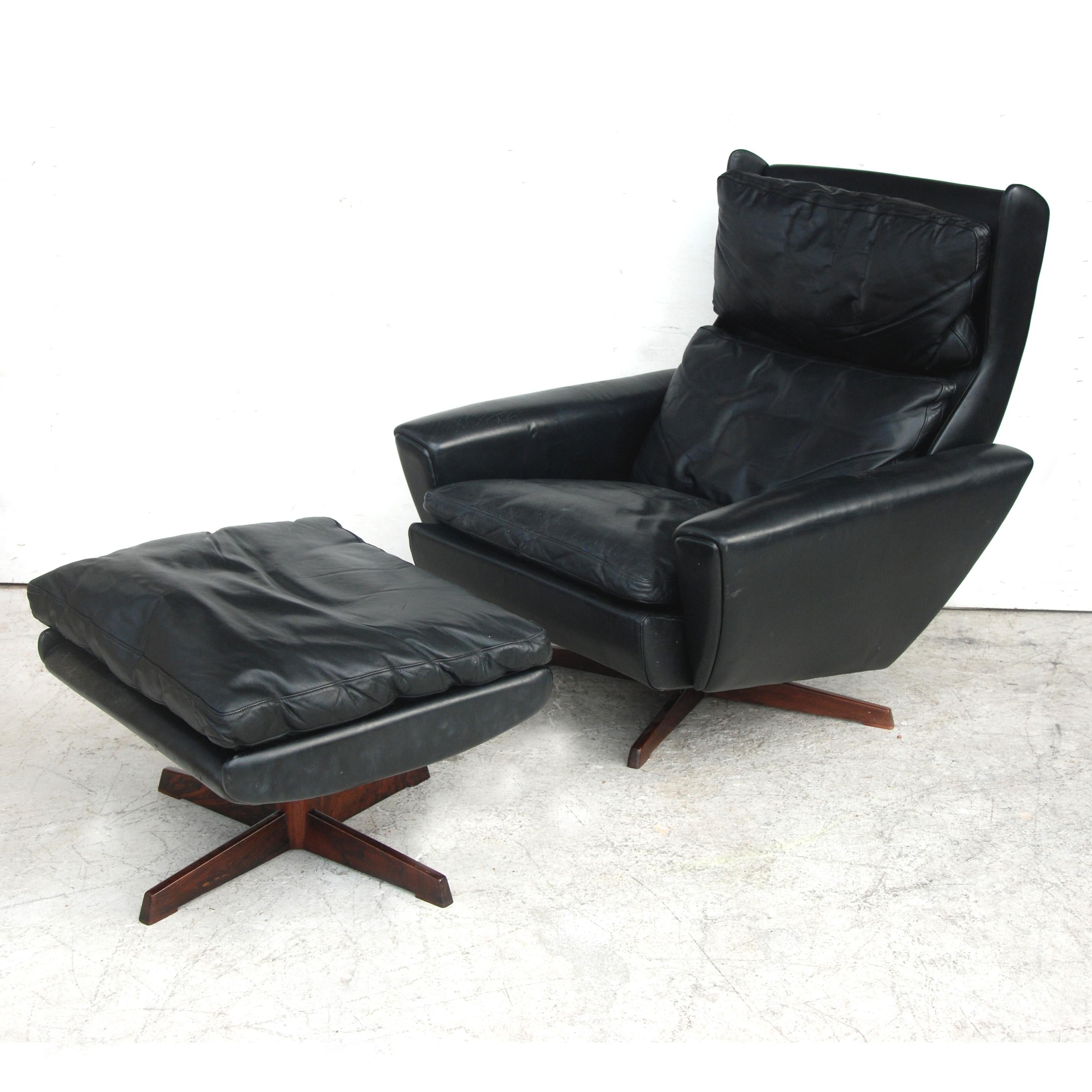 Rosewood lounge chair and ottoman by Georg Thams for Vejen Polstermøbelfabrik

Very comfortable vintage 1960s leather lounge chair and ottoman designed by Georg Thams for A/S Vejen, Denmark. Features solid rosewood legs and its original leather
