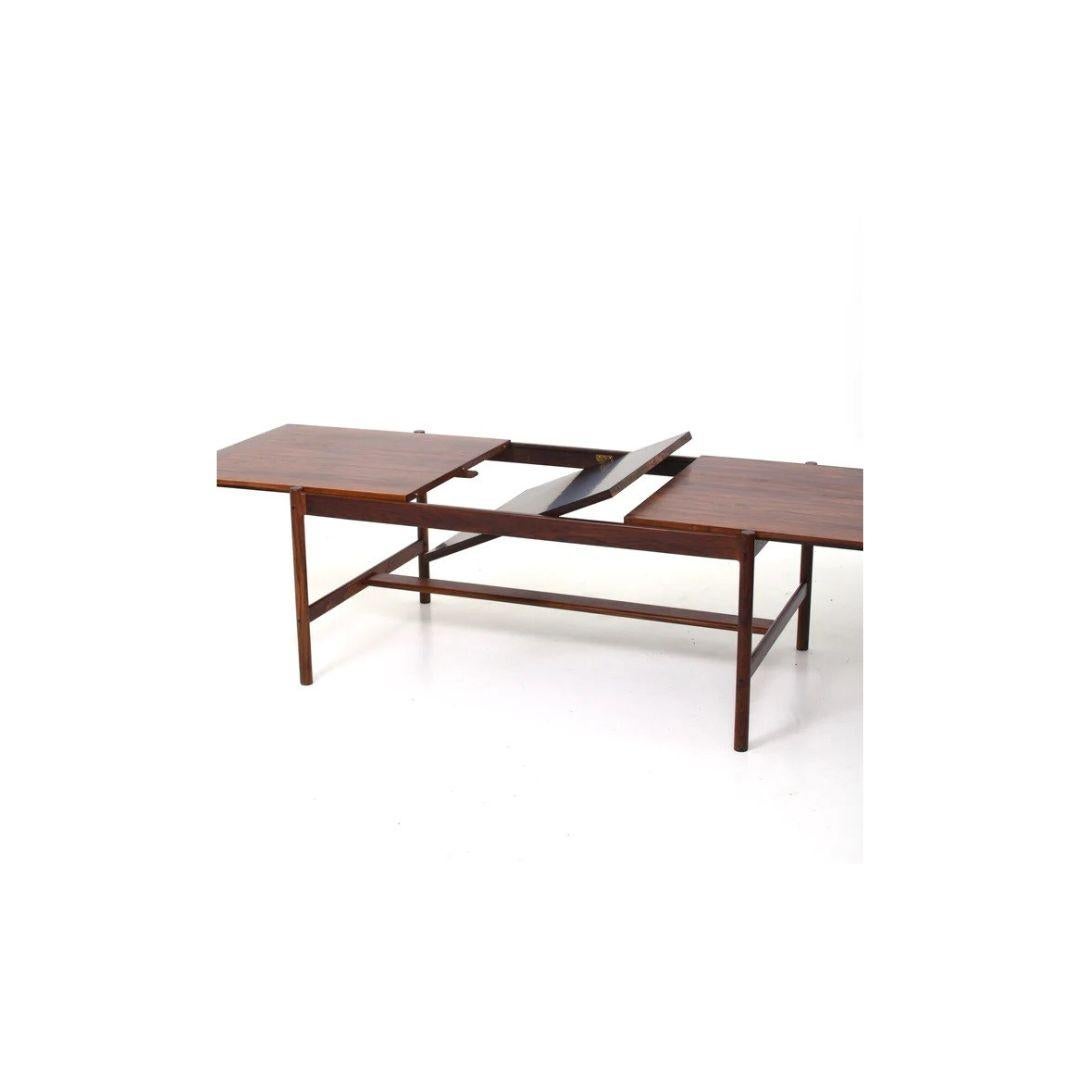 1960's rosewood coffee table with an ingenious and very pretty device that allows the table to be extended from 135 to 185 cm, which also adds an interesting aesthetic touch.