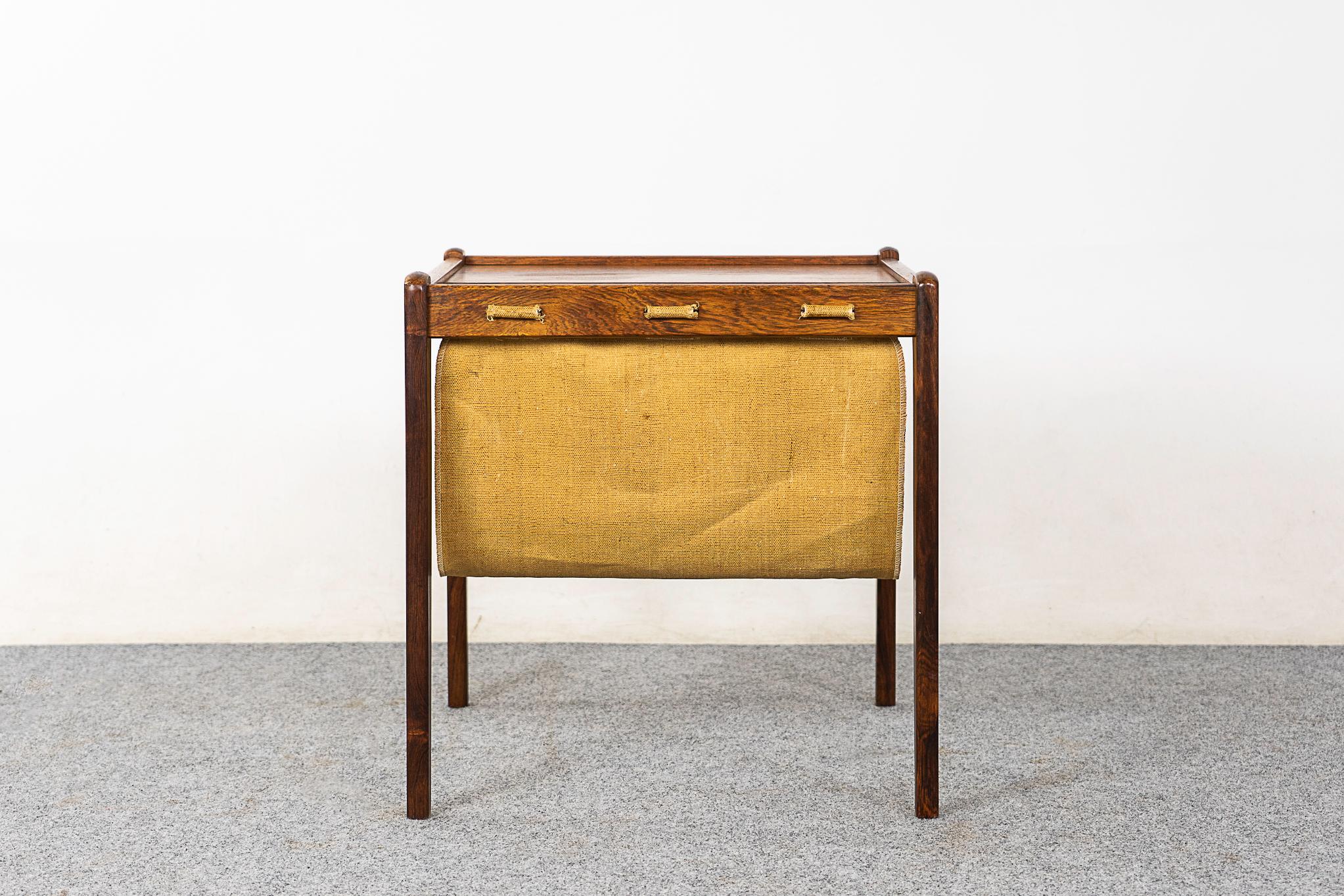 Table d'appoint / magazine danoise en bois de rose par Spottrup, vers les années 1960. Charmante table avec un beau plateau en placage assorti au livre, des pieds solides et un porte-revues en toile !

Article non restauré, quelques marques