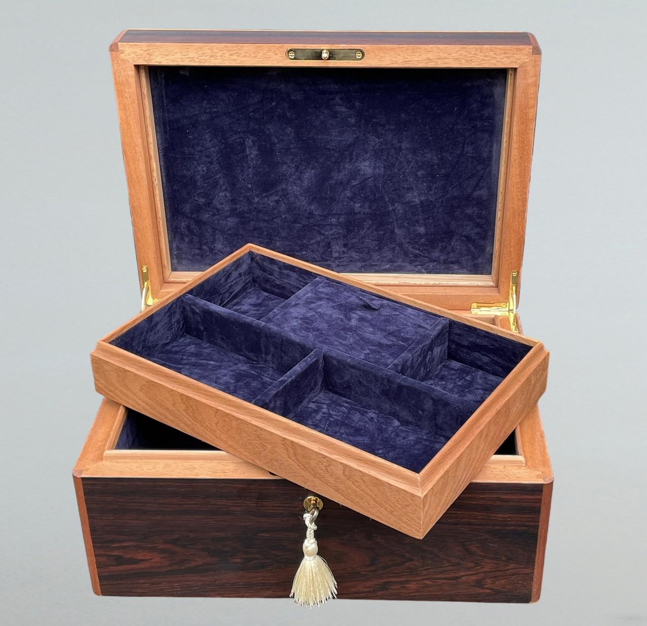 Moderne Boîte à bijoux pour femmes en acajou et bois de rose faite à la main par Manning Ireland Irish New