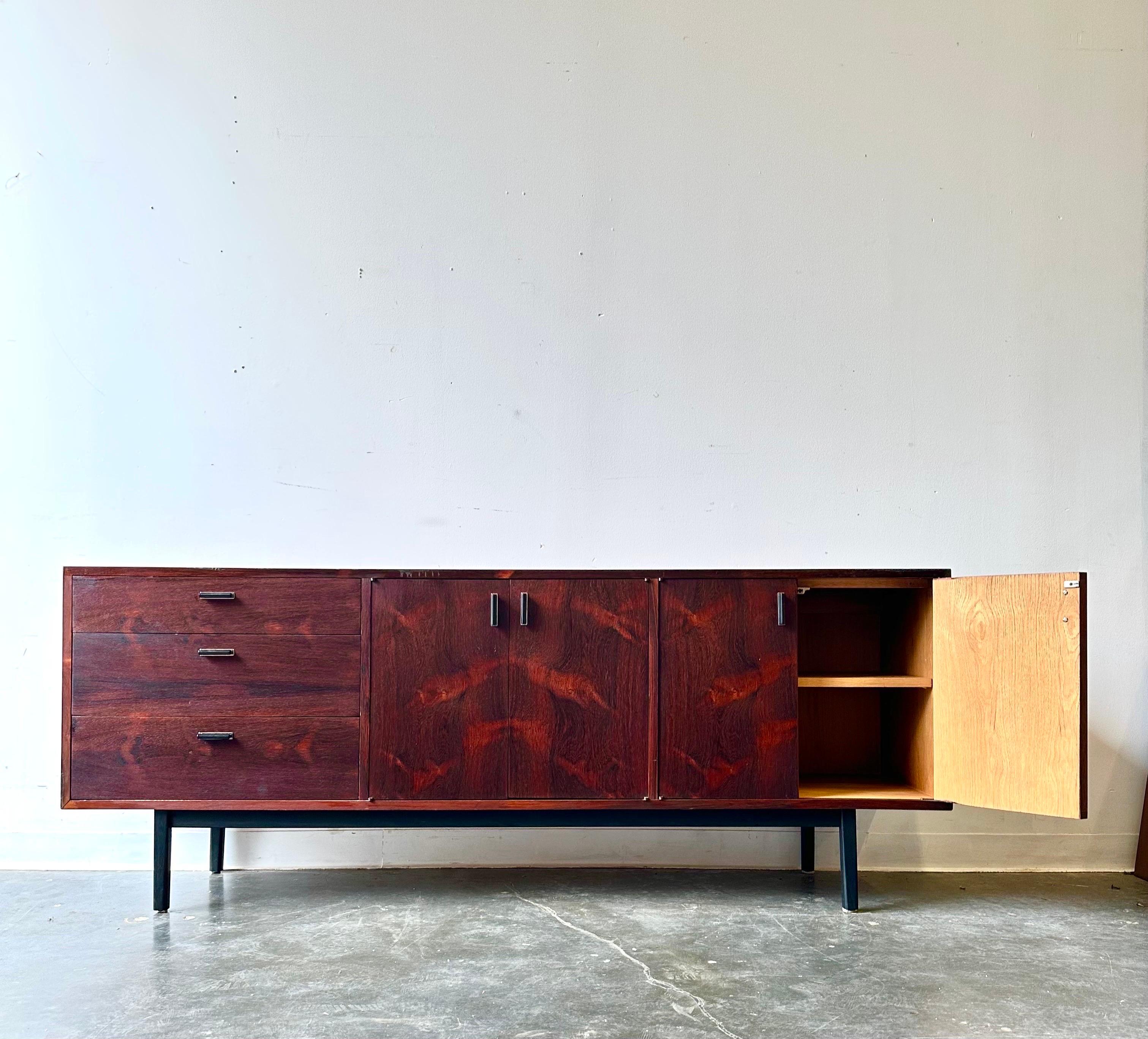 Rosewood mcm credenza by Jack Cartwright for founders furniture circa 1960.

This phenomenal piece is in great condition with a freshly refinished top. 

   