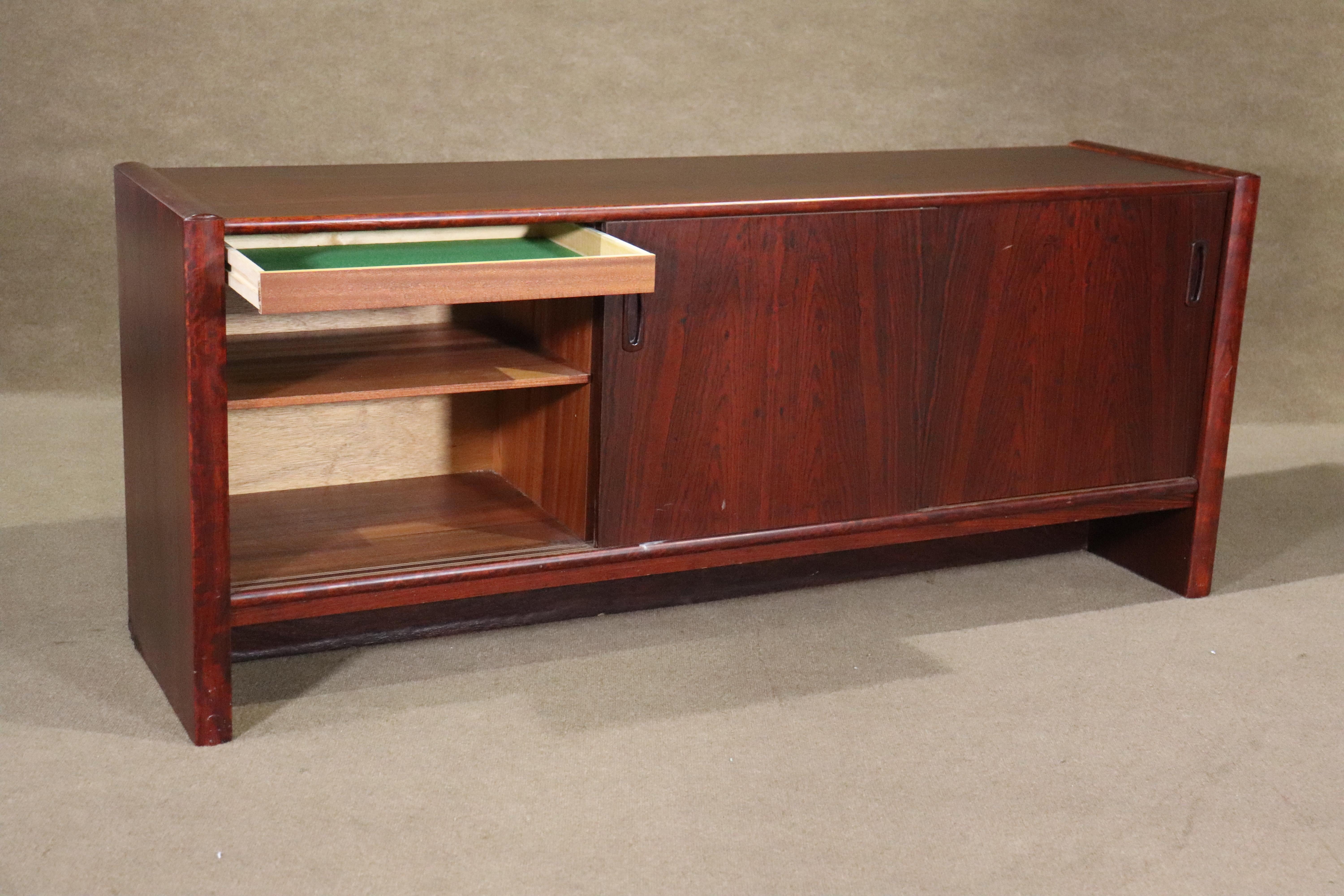 Mid-Century Modern Rosewood Mid-Century Cabinet For Sale