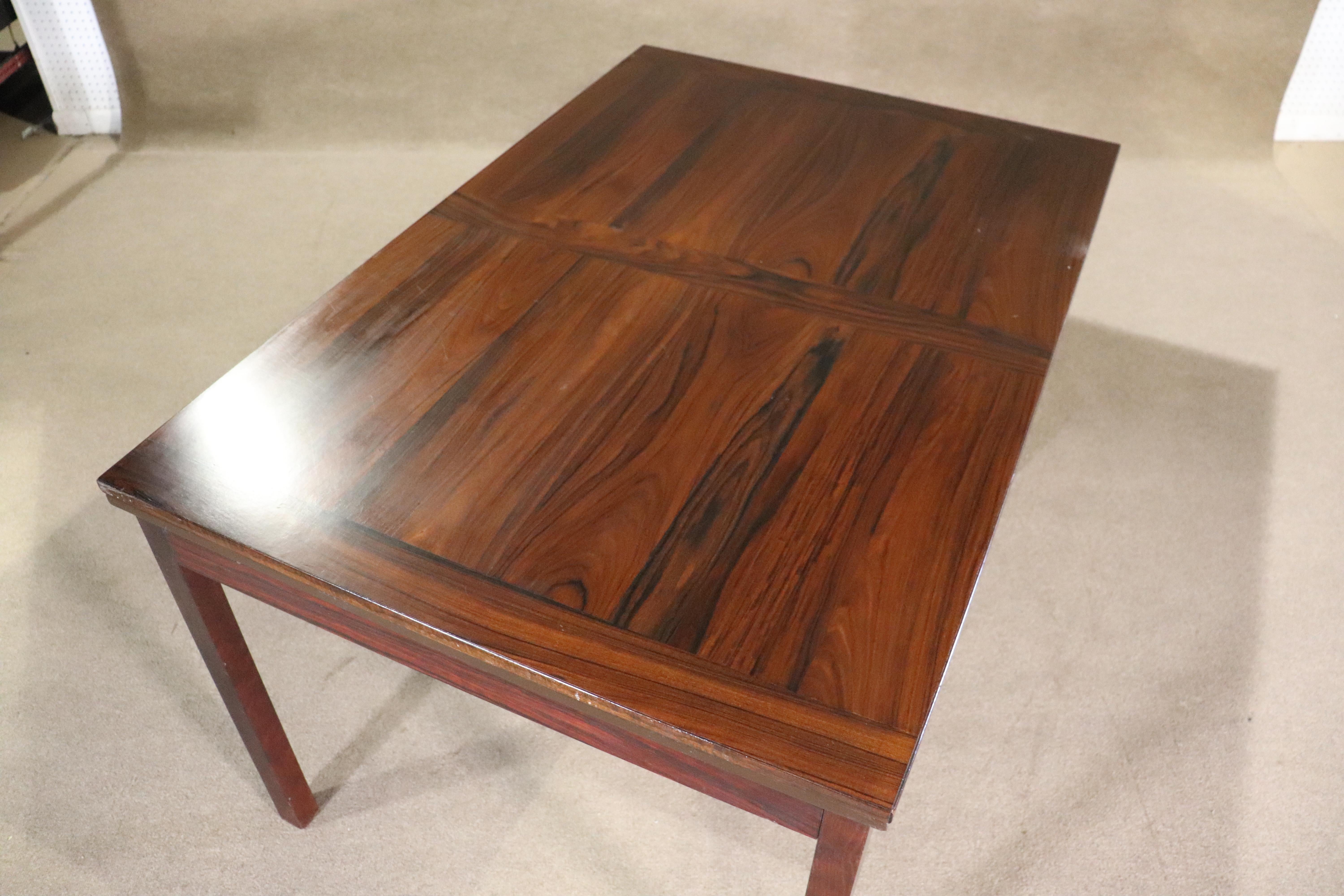 Mesa de comedor moderna de mediados de siglo, de fabricación danesa, con ricas vetas de palisandro. Dos hojas de 19,75