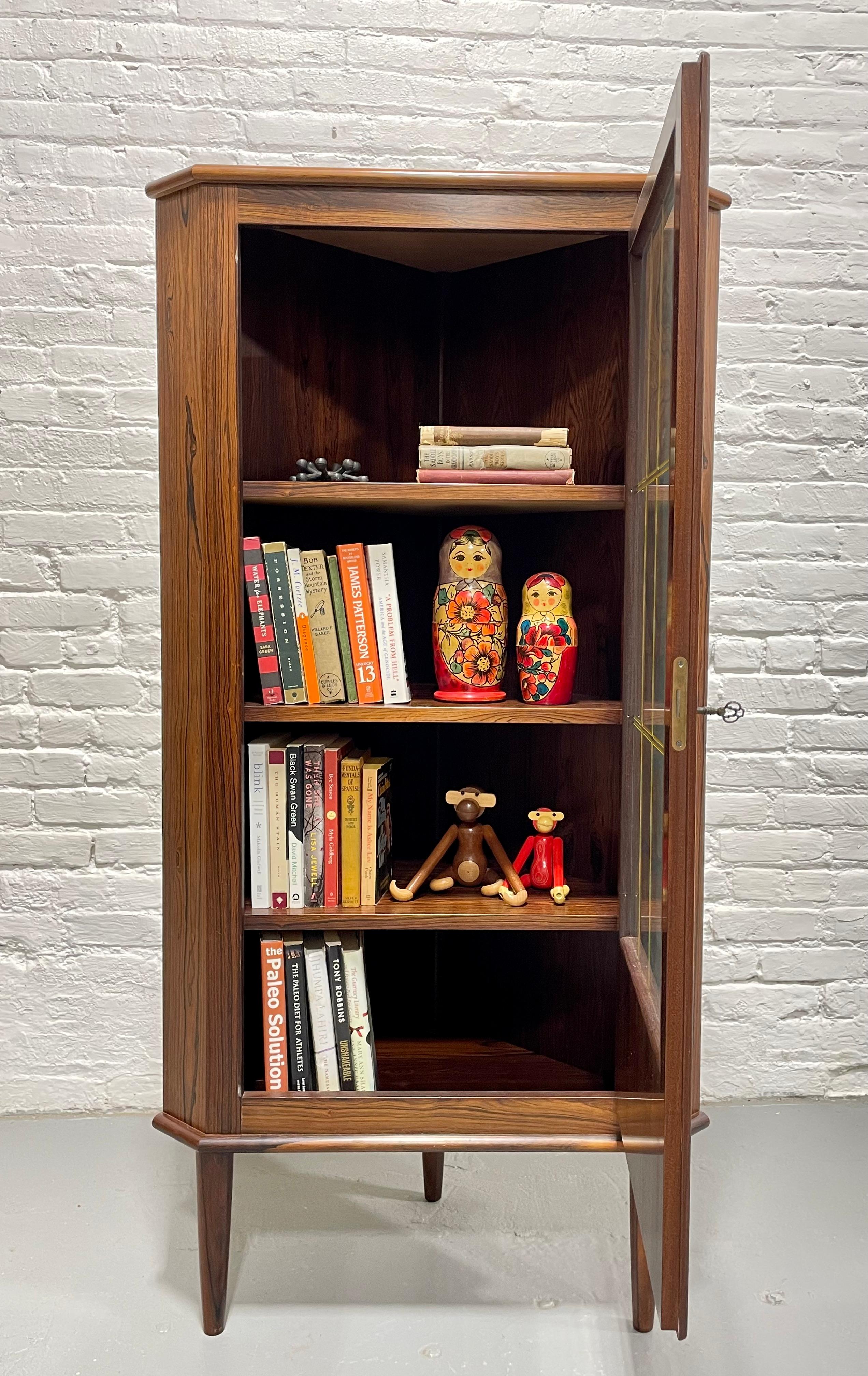ROSEWOOD Mid Century Modern CORNER Bookcase / China or Liquor Cabinet, c. 1960s In Good Condition For Sale In Weehawken, NJ