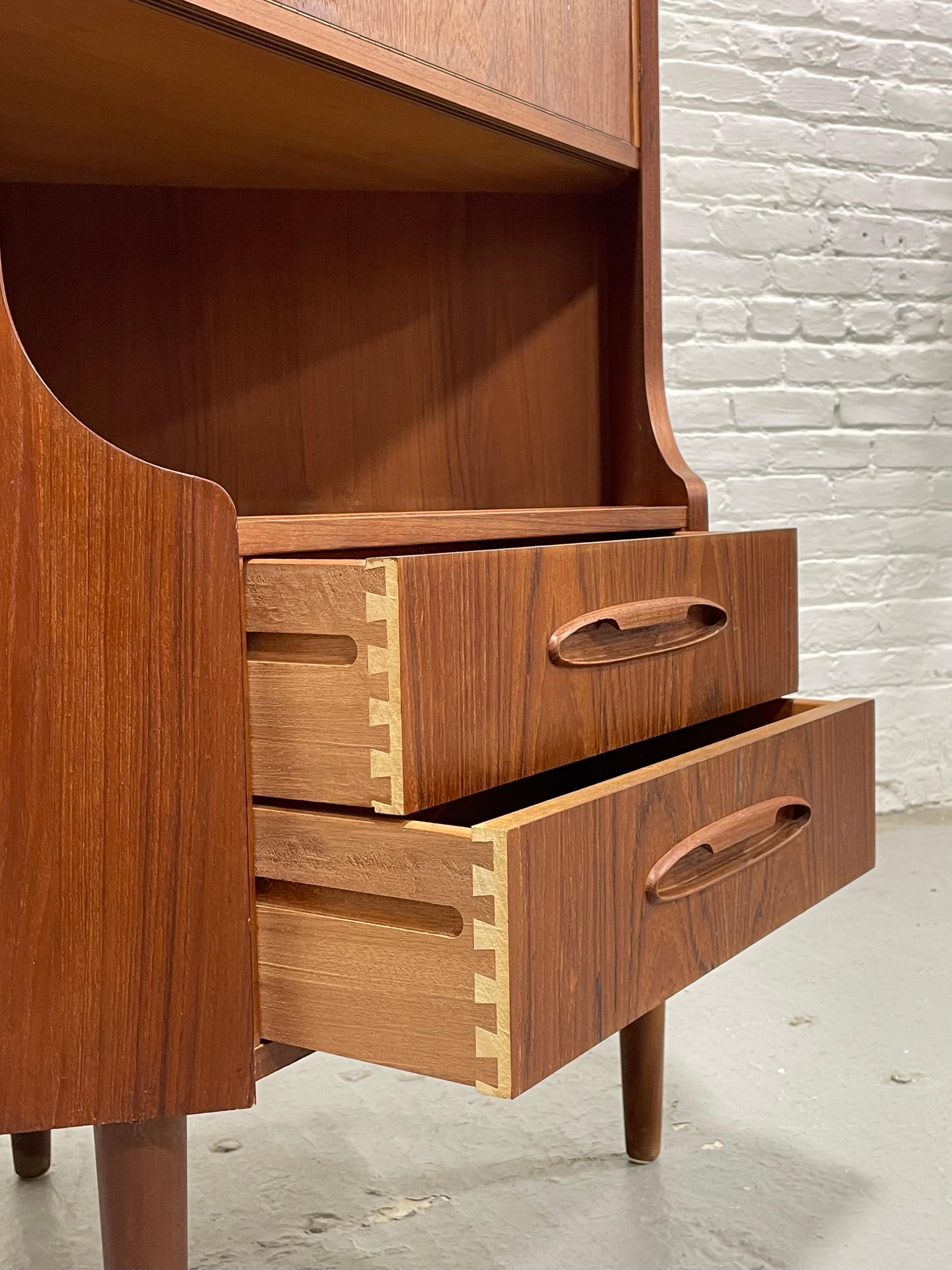 ROSEWOOD Mid Century Modern CORNER Bücherregal / China oder Liquor Cabinet, Made in D im Angebot 4
