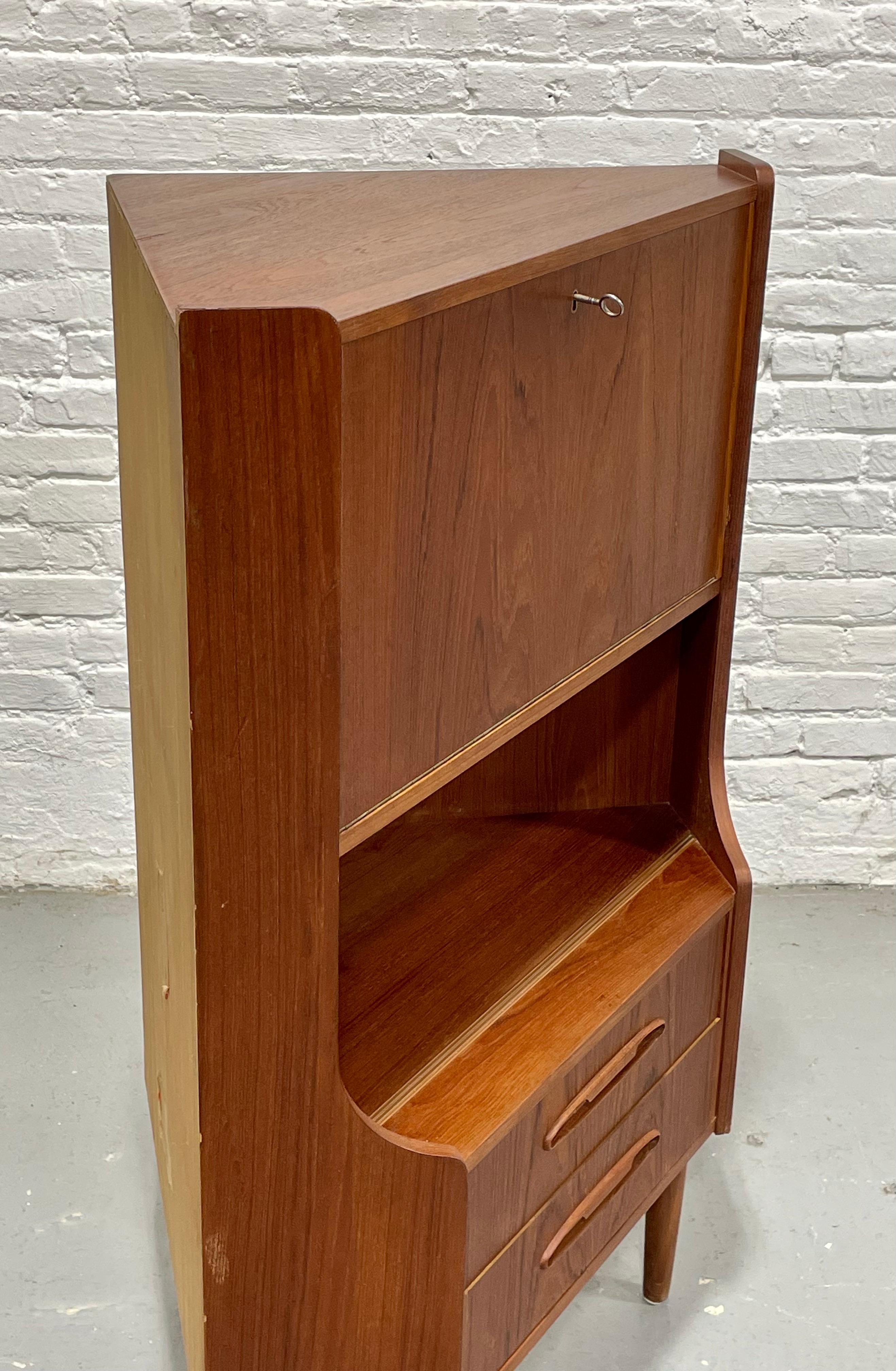 ROSEWOOD Mid Century Modern CORNER Bücherregal / China oder Liquor Cabinet, Made in D im Angebot 5