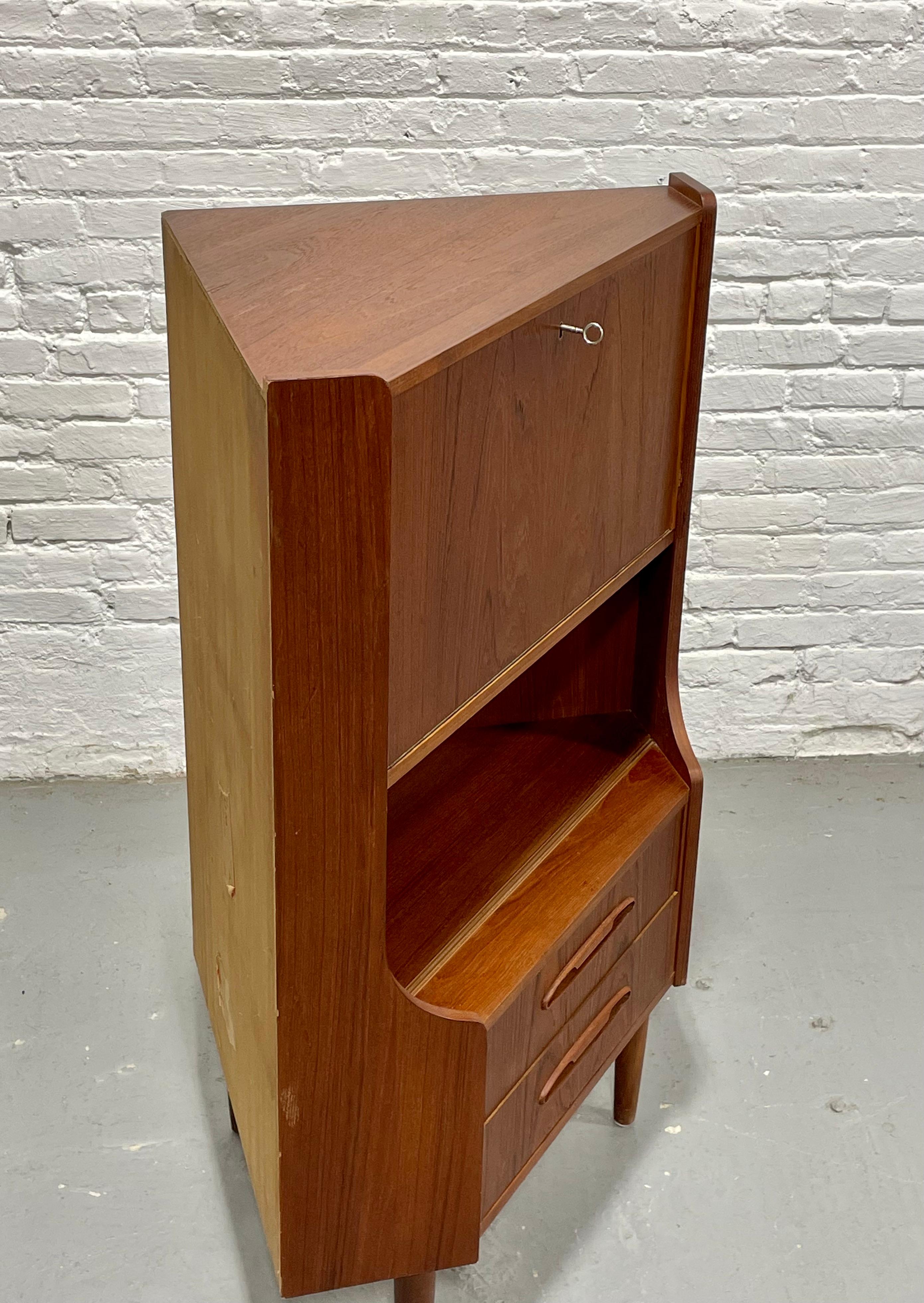 ROSEWOOD Mid Century Modern CORNER Bücherregal / China oder Liquor Cabinet, Made in D im Angebot 6