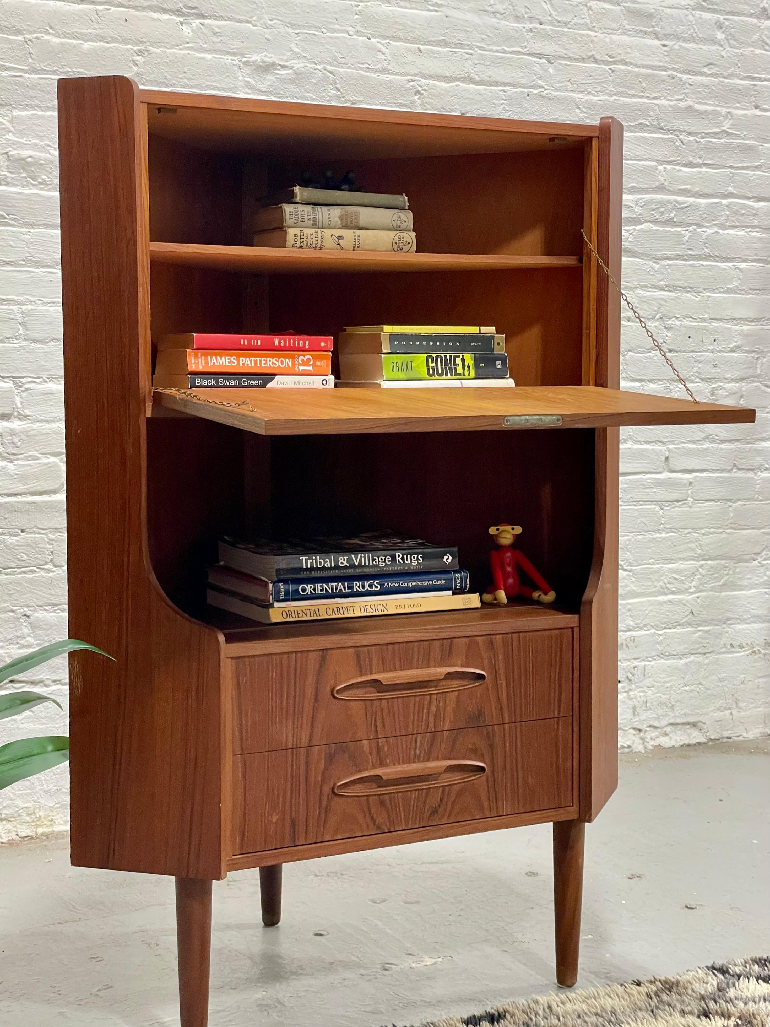 ROSEWOOD Mid Century Modern CORNER Bücherregal / China oder Liquor Cabinet, Made in D (Moderne der Mitte des Jahrhunderts) im Angebot