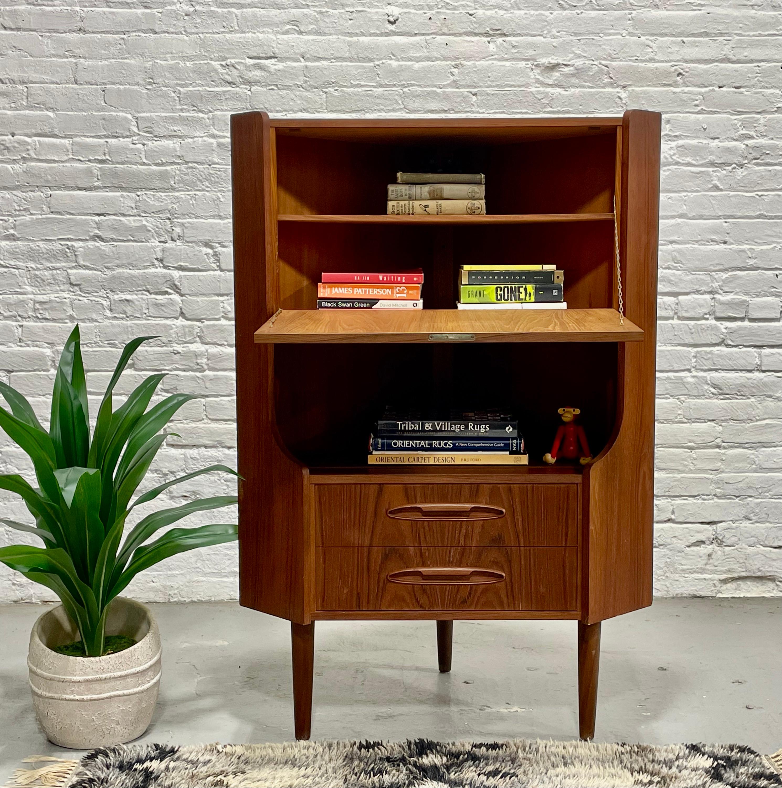 ROSEWOOD Mid Century Modern CORNER Bücherregal / China oder Liquor Cabinet, Made in D im Zustand „Gut“ im Angebot in Weehawken, NJ
