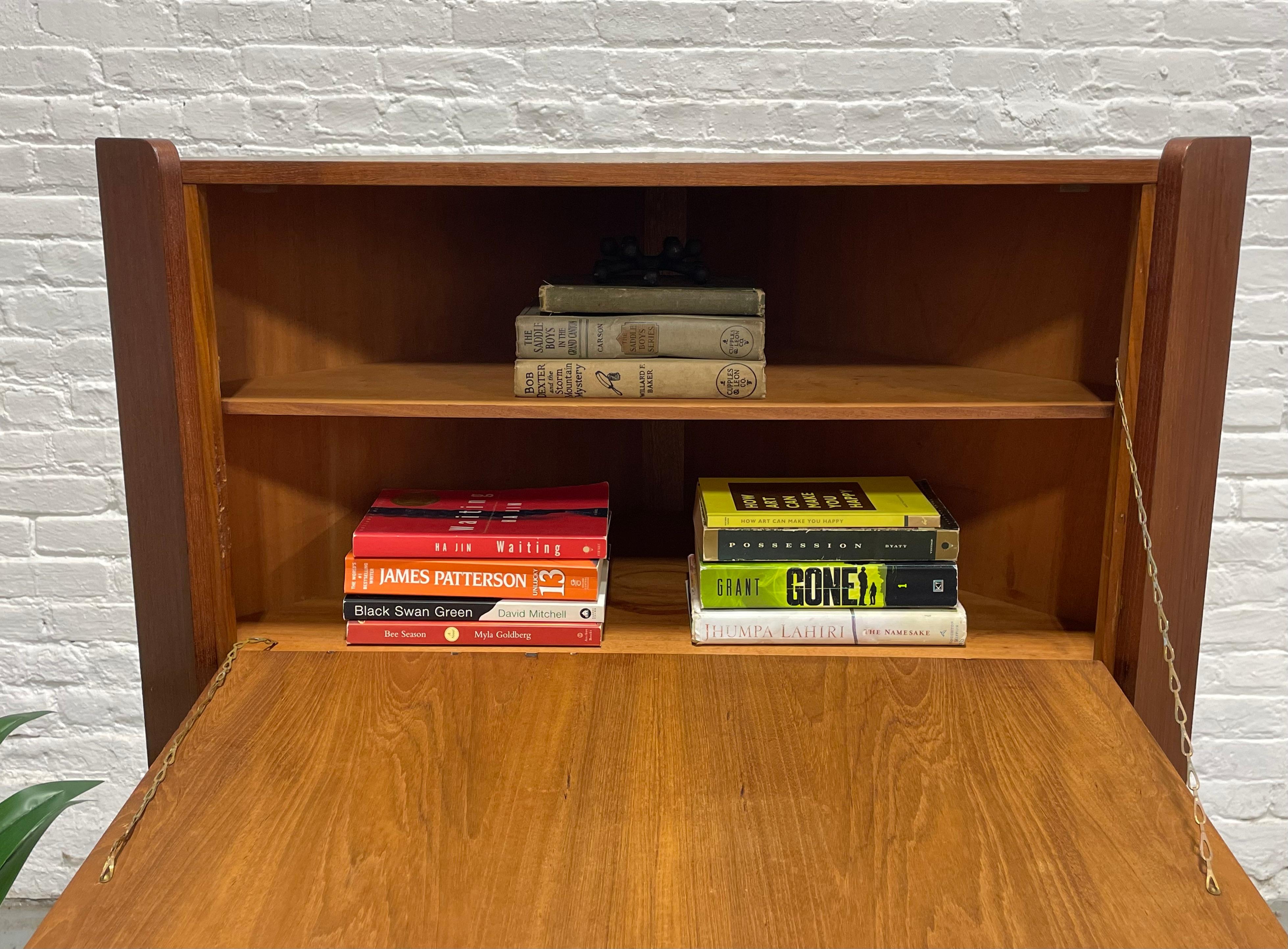 ROSEWOOD Mid Century Modern CORNER Bücherregal / China oder Liquor Cabinet, Made in D (Mitte des 20. Jahrhunderts) im Angebot