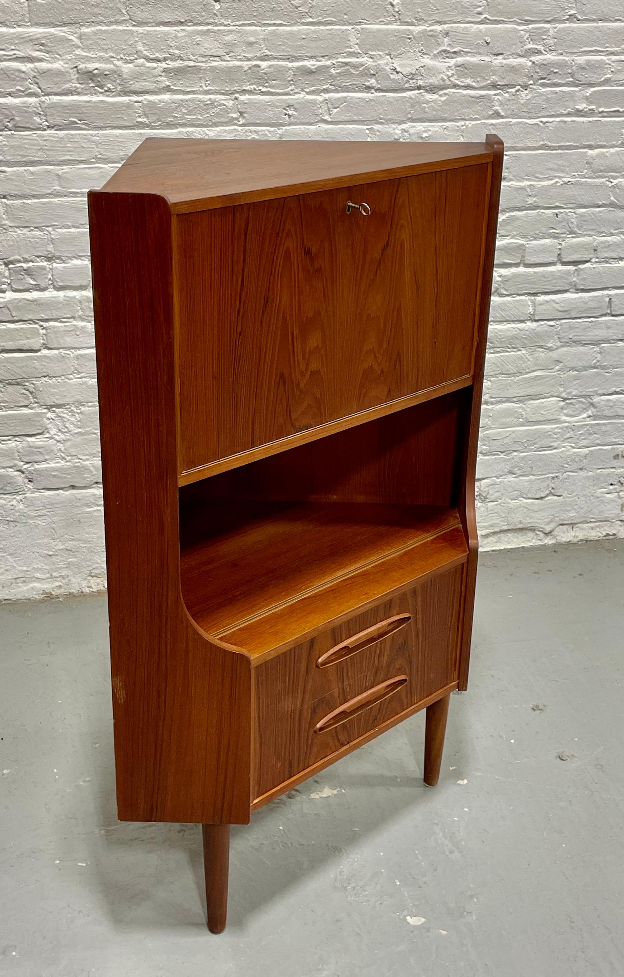 ROSEWOOD Mid Century Modern CORNER Bücherregal / China oder Liquor Cabinet, Made in D im Angebot 1