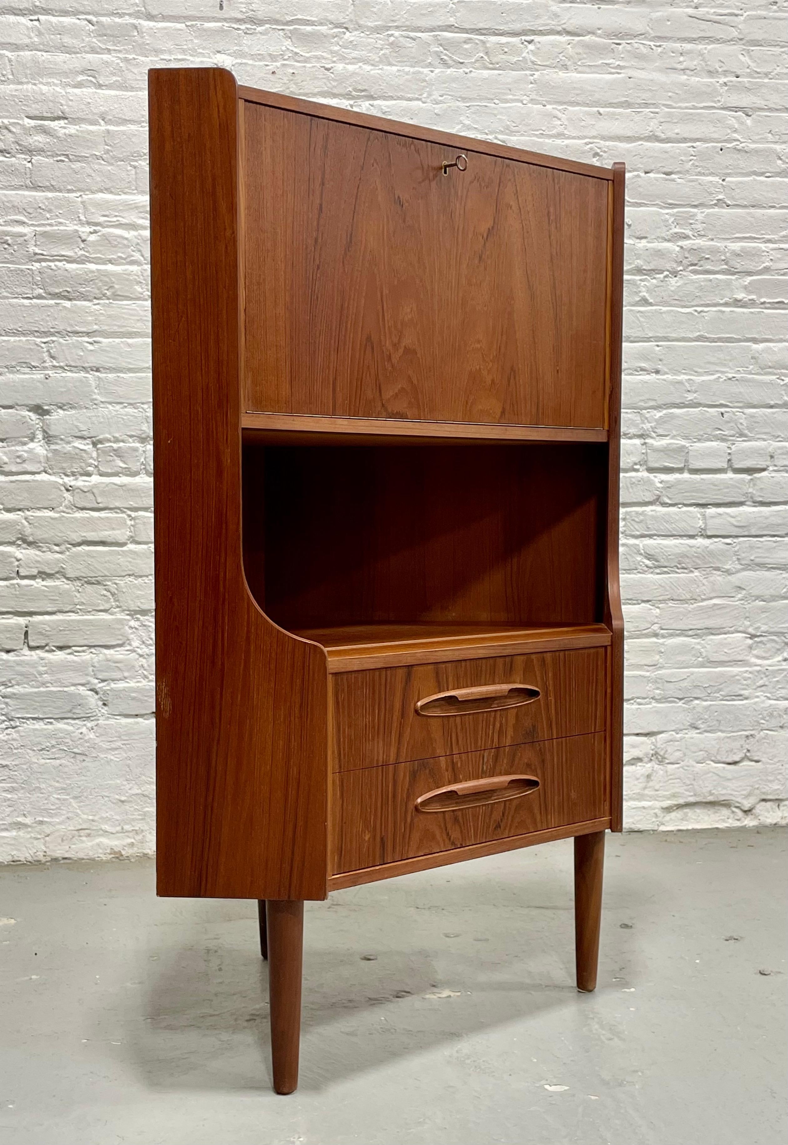 ROSEWOOD Mid Century Modern CORNER Bücherregal / China oder Liquor Cabinet, Made in D im Angebot 2