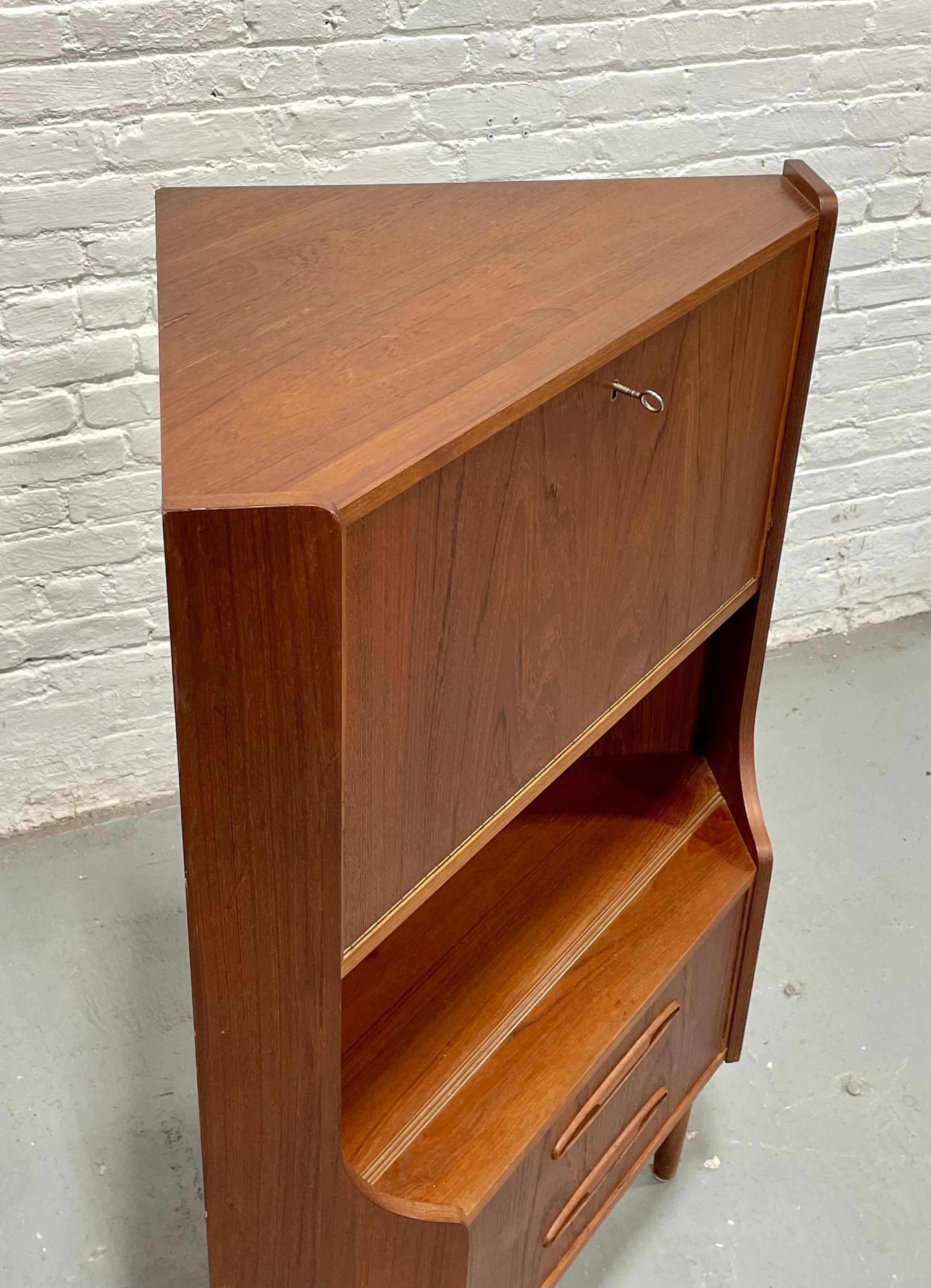ROSEWOOD Mid Century Modern CORNER Bücherregal / China oder Liquor Cabinet, Made in D im Angebot 3