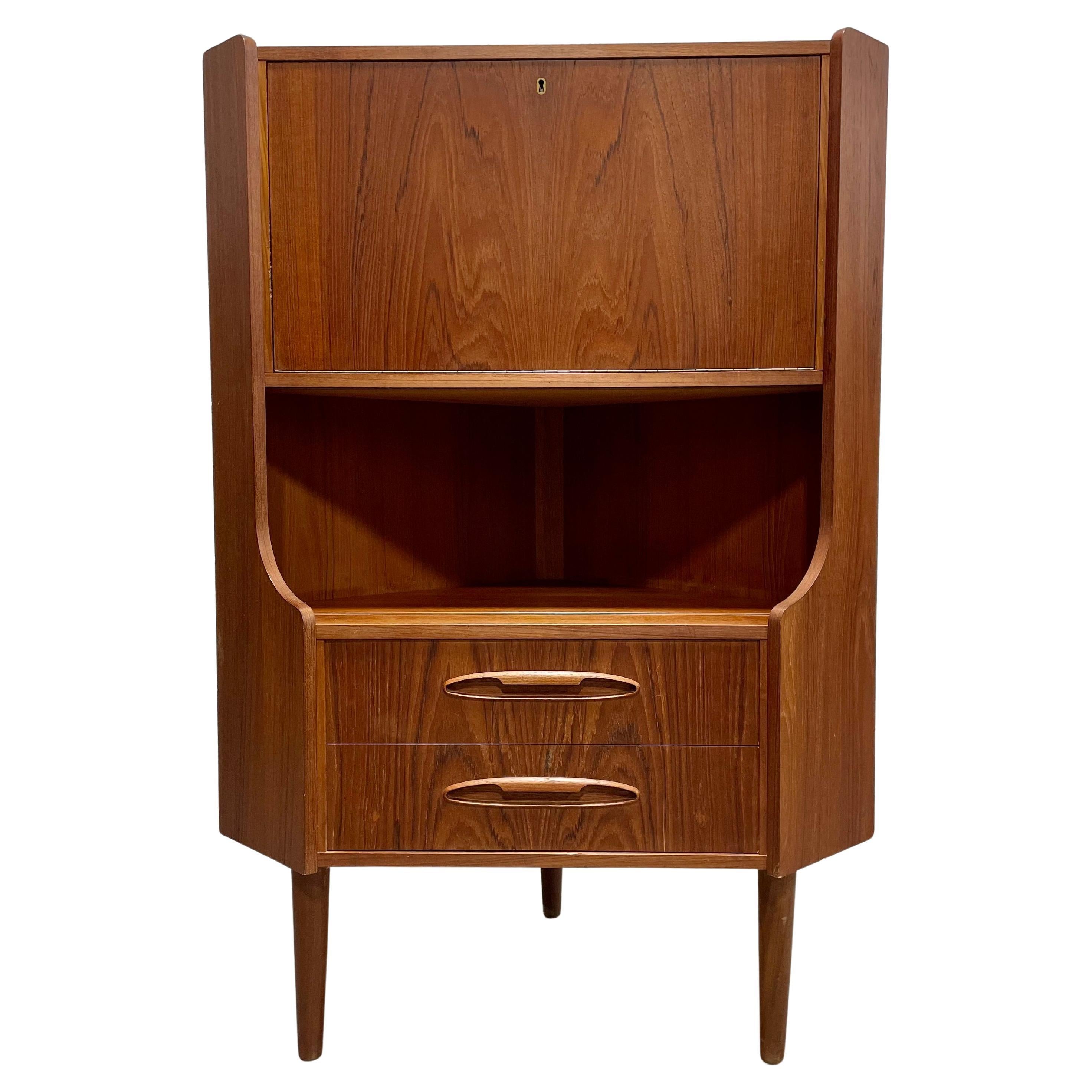 ROSEWOOD Mid Century Modern CORNER Bücherregal / China oder Liquor Cabinet, Made in D im Angebot