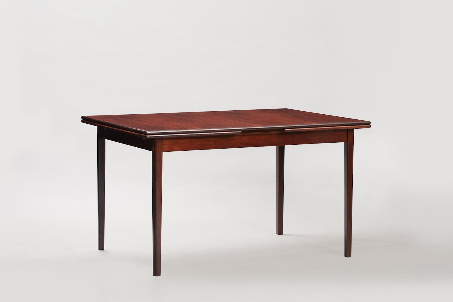Rosewood Mid-Century Modern Danish extendable dining table
Measure: Width 130/235 cm.