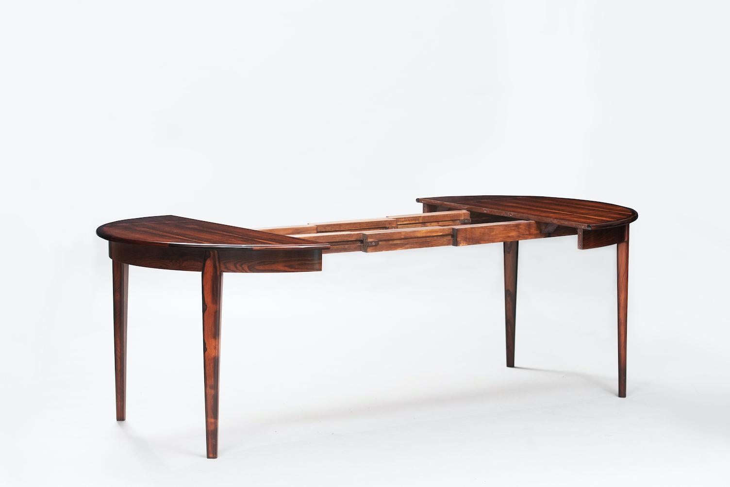 Rosewood Mid-Century Modern Danish Dining Table In Excellent Condition In Porto, PT