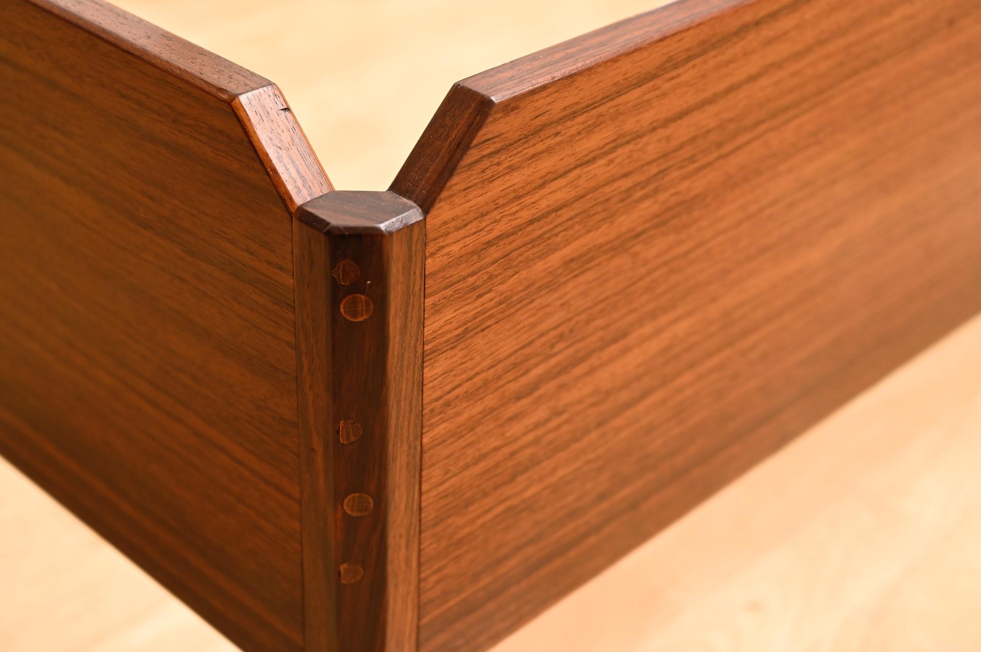 Italian Rosewood Midcentury Bed by Poggi, circa 1960 For Sale