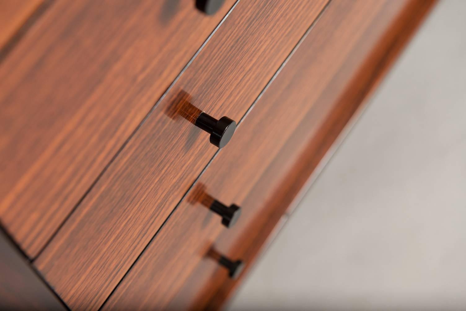 Rosewood Midcentury Italian Chest of Drawers In Excellent Condition In Porto, PT