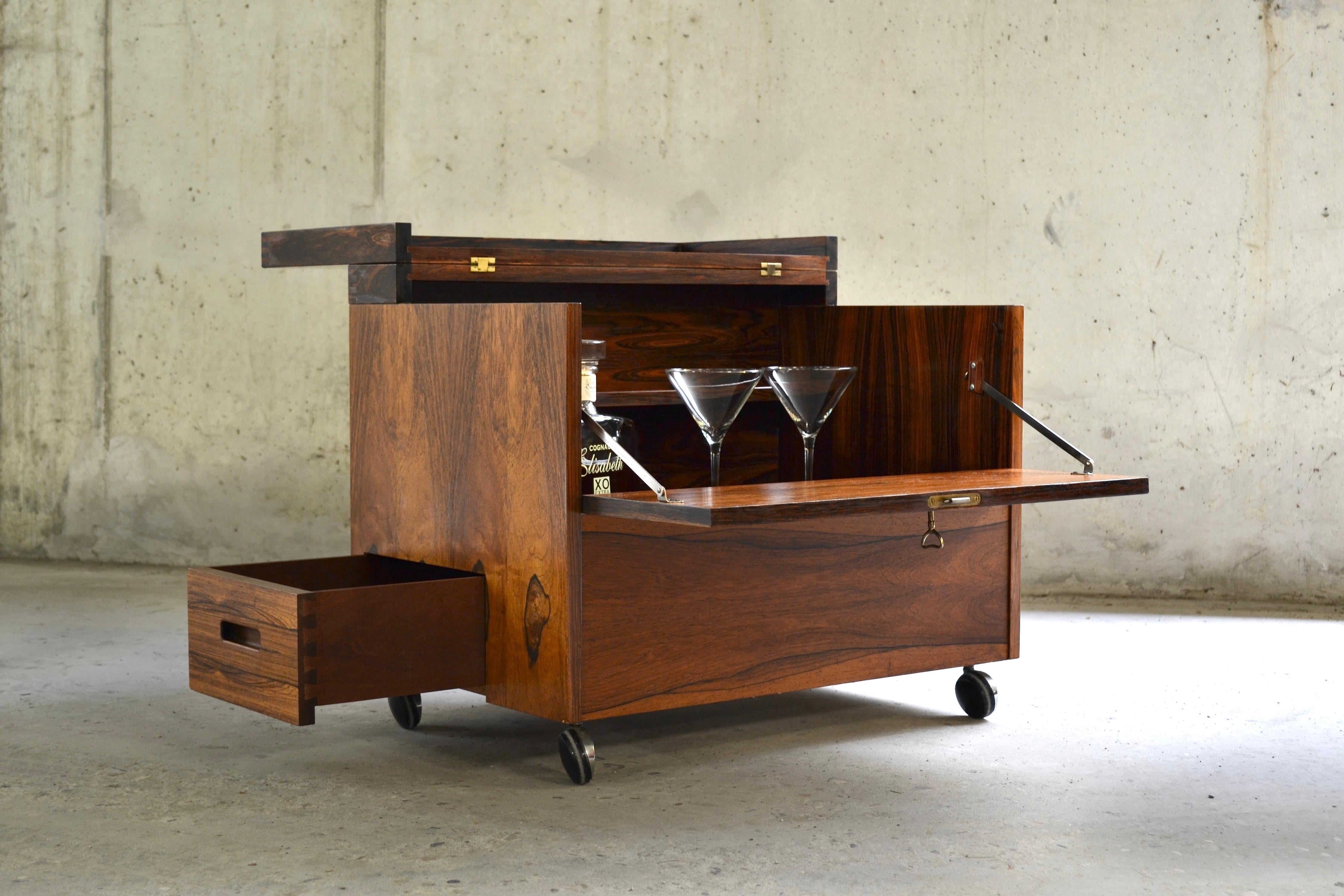 Designed between the end of the 60s and the beginning of the 70s by the designer Torbjørn Afdal, this rosewood case reveals all its splendor when, once its little key is turned, it becomes possible to transform it into a delicate, ingeniously