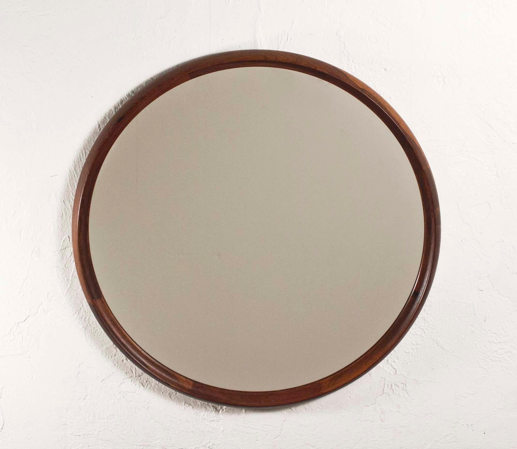 This stunning vintage round mirror if exquisitely framed in the most amazing rosewood grain. Made in Sweden in the 1960s this is fantastic piece for an entrance way or dining room. 

Frame is in excellent conditions with one slight imperfection in