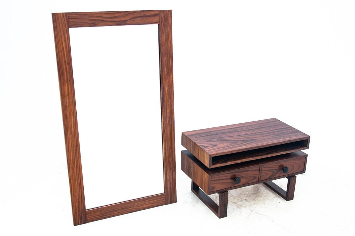 Cassettiera danese con specchio degli anni '60.

Dimensioni:

Specchio: altezza 123 cm / larghezza 68 cm

Cassettiera: altezza 45 cm / larghezza 77 cm / profondità 38 cm.