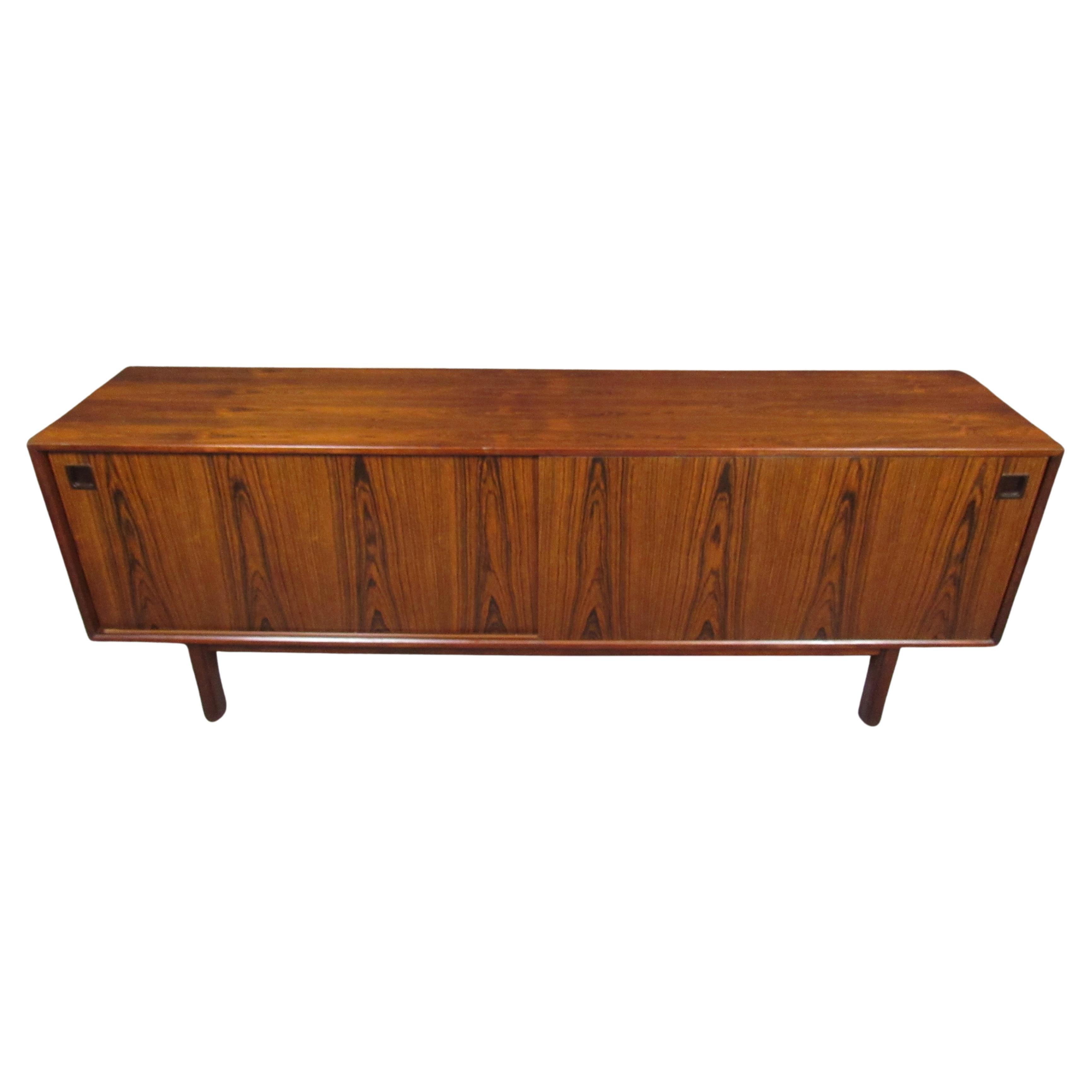 In any room, you'll lose yourself in the spectacular rosewood grain of this truly impressive 