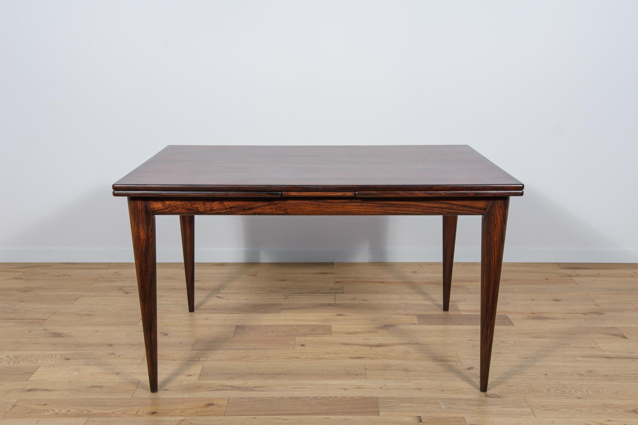 This rosewood model 254 dining table designed by Niels O. Møller was produced by J.L Møllers Møbelfabrik in Denmark during the 1950s.The table is characterized by original graining. The table has reinforced solid edges. The piece extends from 130 to