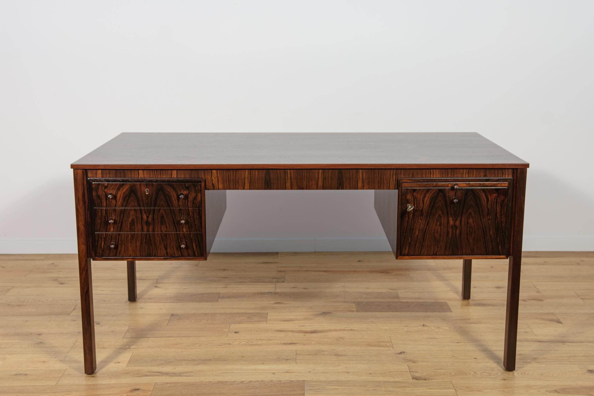 Model Exklusiv desk designed by Erik Wortz for the Swedish manufacturer Ikea in the 1960s. It has two modules, on the left there are three drawers, on the right there is a bar with a small retractable top. There are bookshelves at the front. The