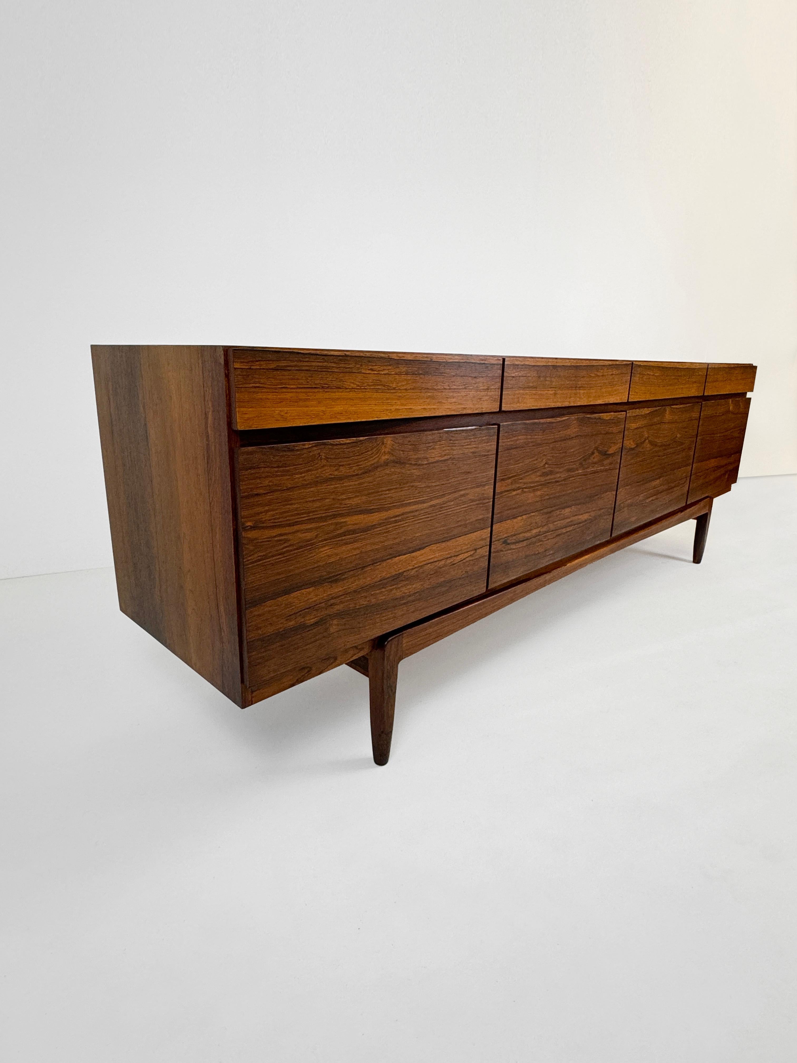Mid-Century Modern Buffet modèle FA66 d'Ib Kofod Larsen pour Faarup Mobelfabrik, années 1960 en vente