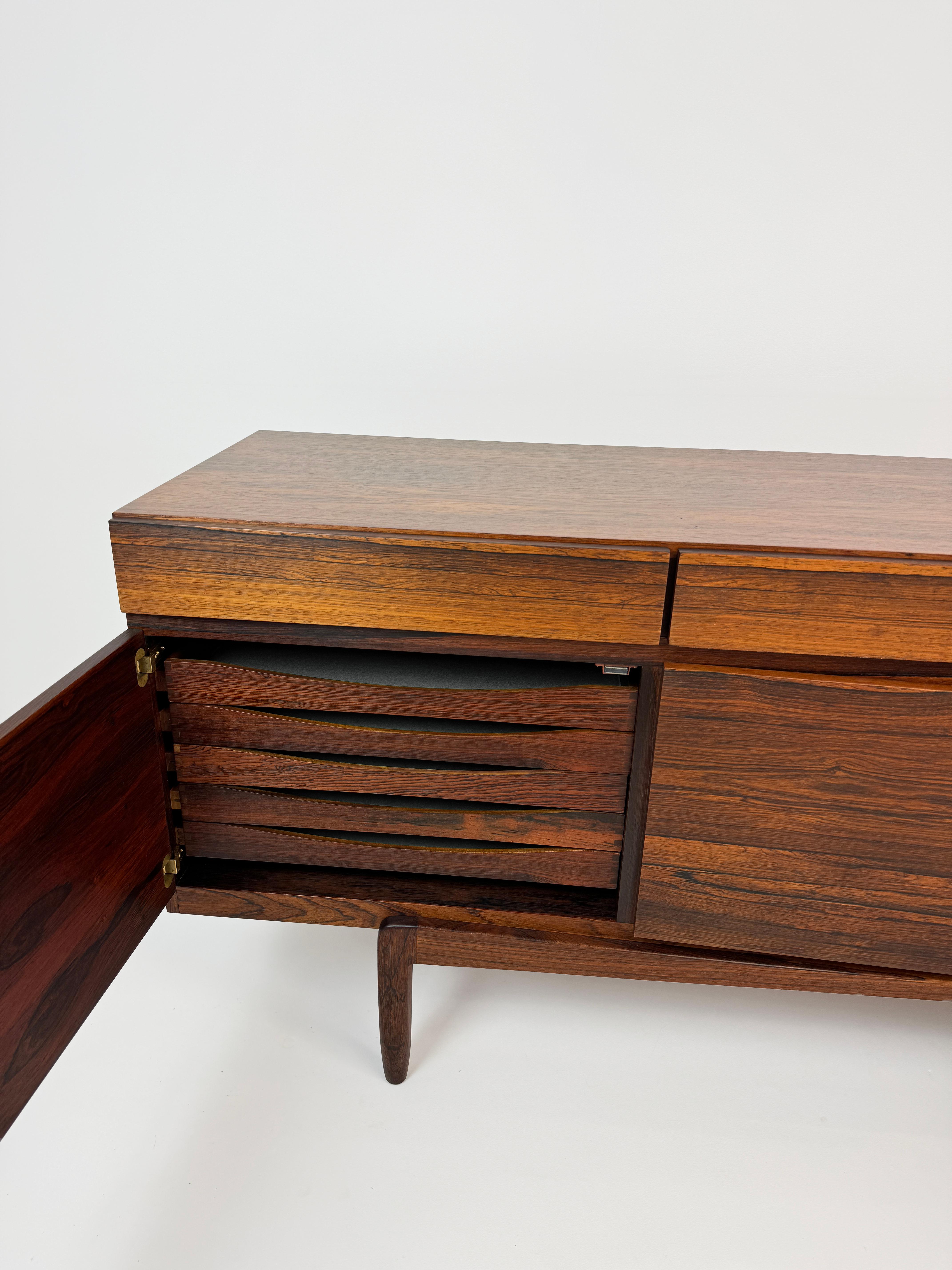 Buffet modèle FA66 d'Ib Kofod Larsen pour Faarup Mobelfabrik, années 1960 Excellent état - En vente à London, GB