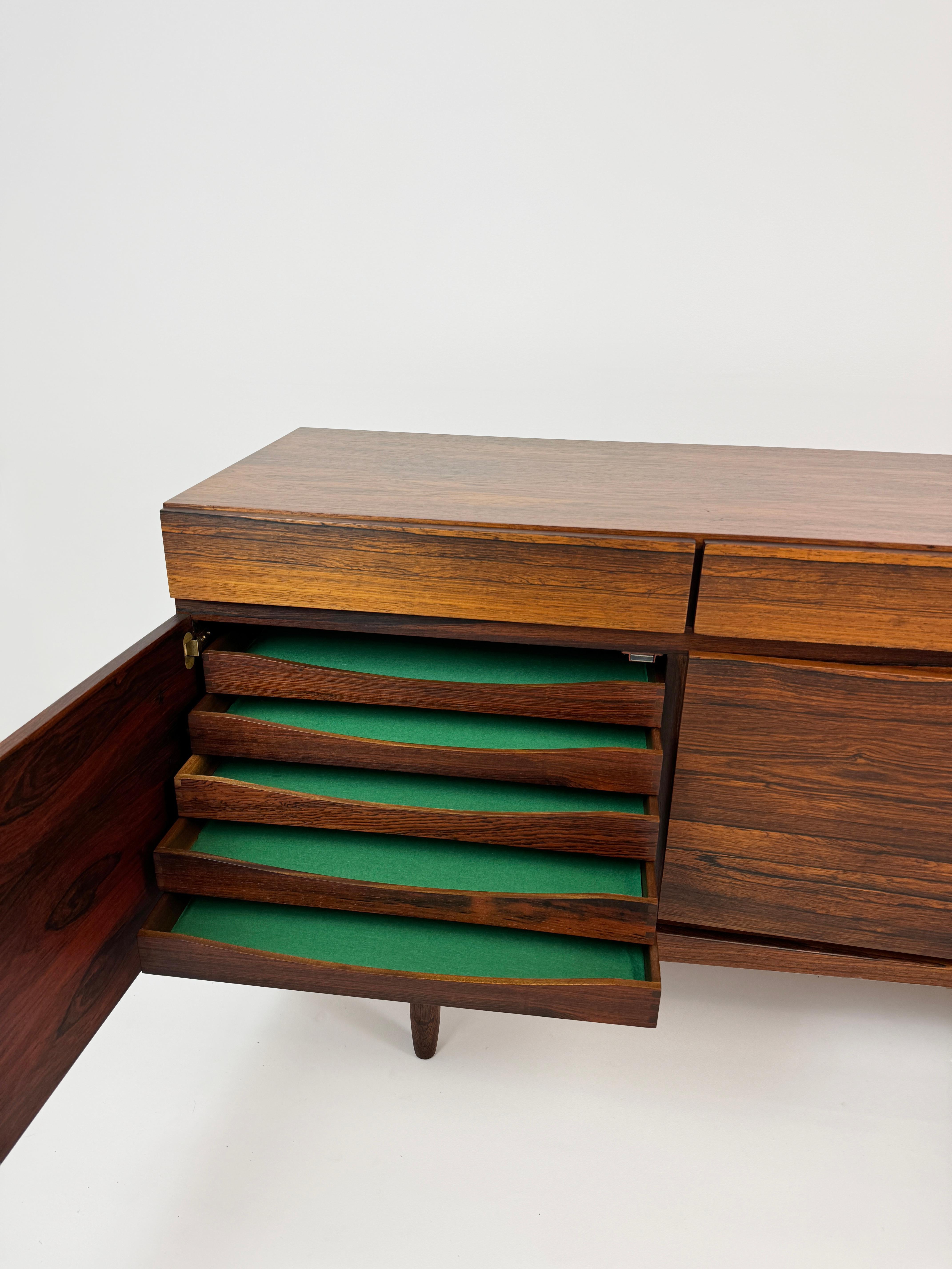 Milieu du XXe siècle Buffet modèle FA66 d'Ib Kofod Larsen pour Faarup Mobelfabrik, années 1960 en vente