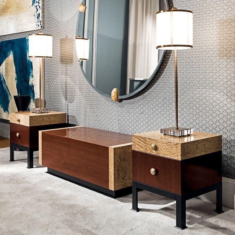 Cet ensemble modulaire de trois éléments constitue une table de toilette extraordinaire et élégante qui enrichit les décors de chambres à coucher modernes et classiques. Superbement fabriqué à la main en bois de rose et en bois de taco, il présente